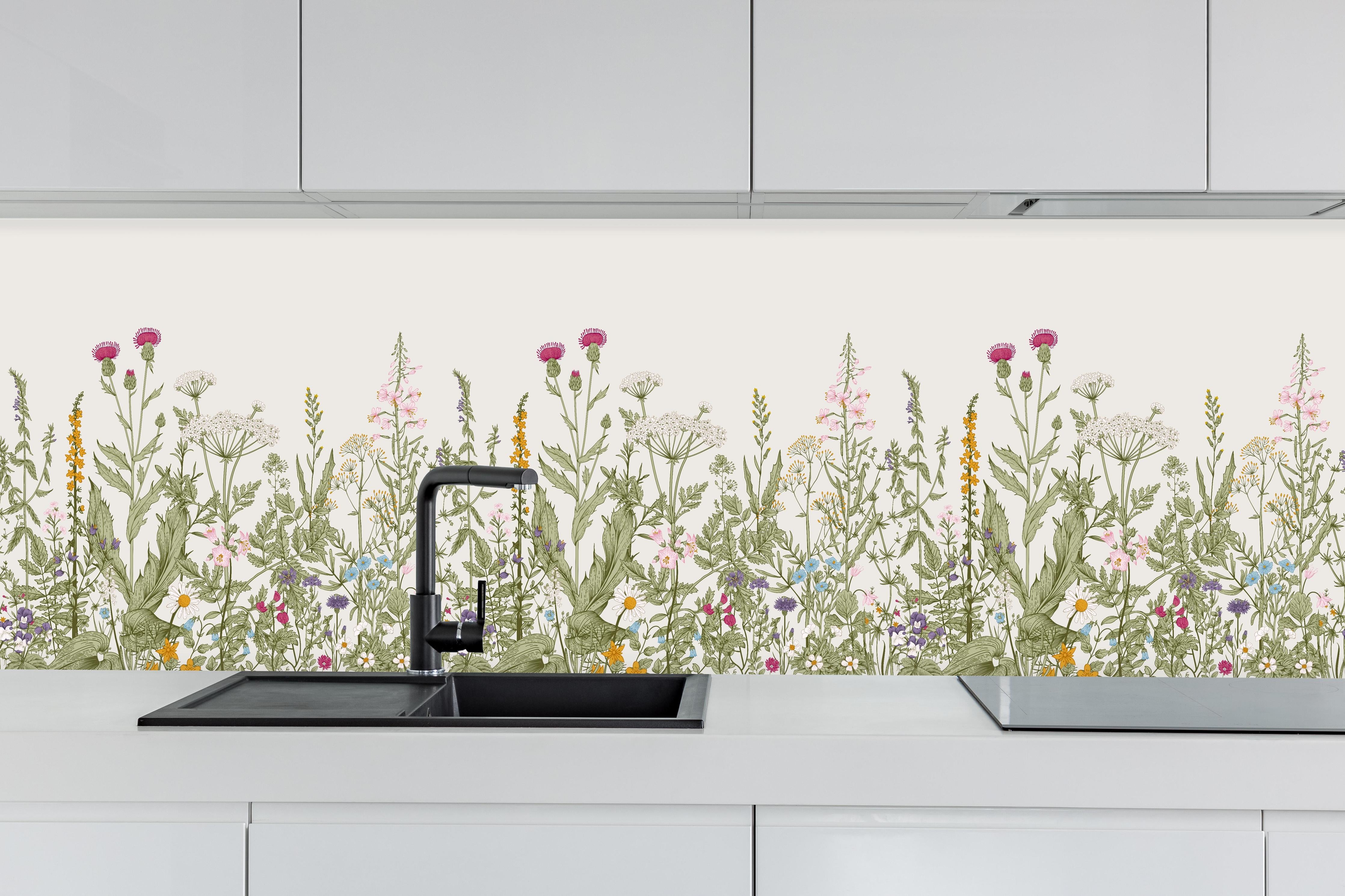 Küche - Vintage Wiesenblumen Bordüre Beige-Grün hinter weißen Hochglanz-Küchenregalen und schwarzem Wasserhahn