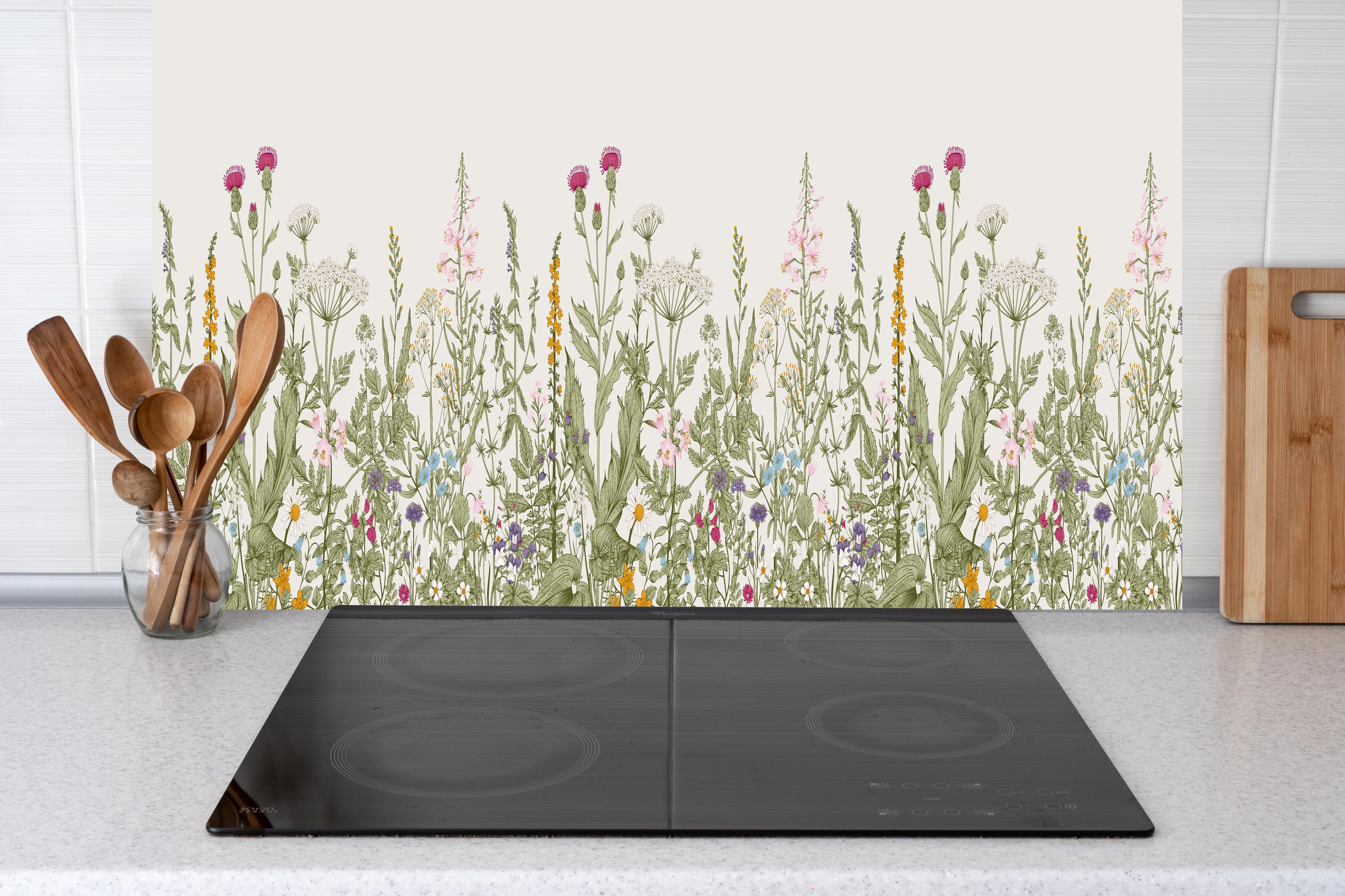 Küche - Vintage Wiesenblumen Bordüre Beige-Grün hinter Cerankochfeld und Holz-Kochutensilien