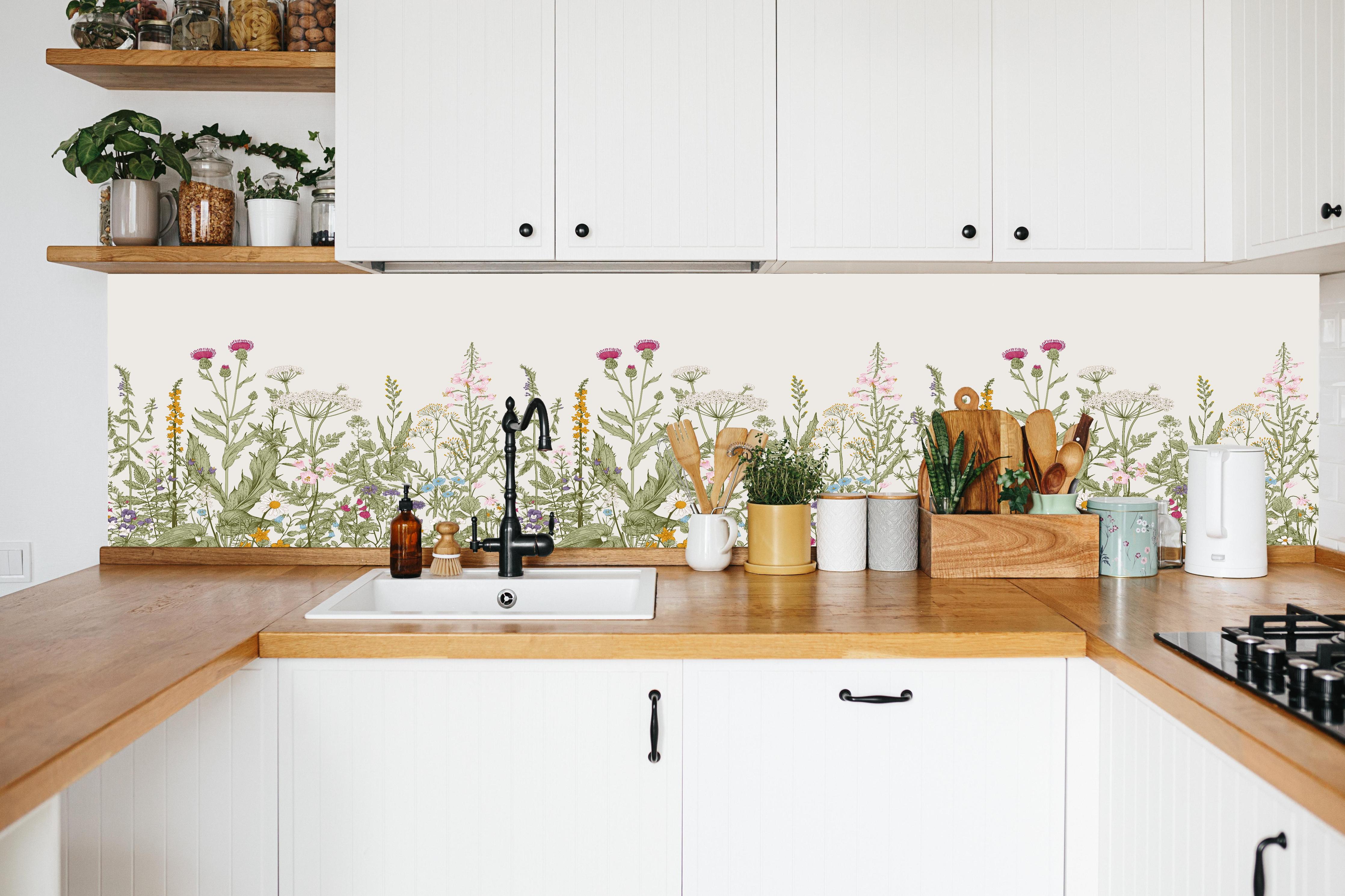 Küche - Vintage Wiesenblumen Bordüre Beige-Grün in weißer Küche hinter Gewürzen und Kochlöffeln aus Holz