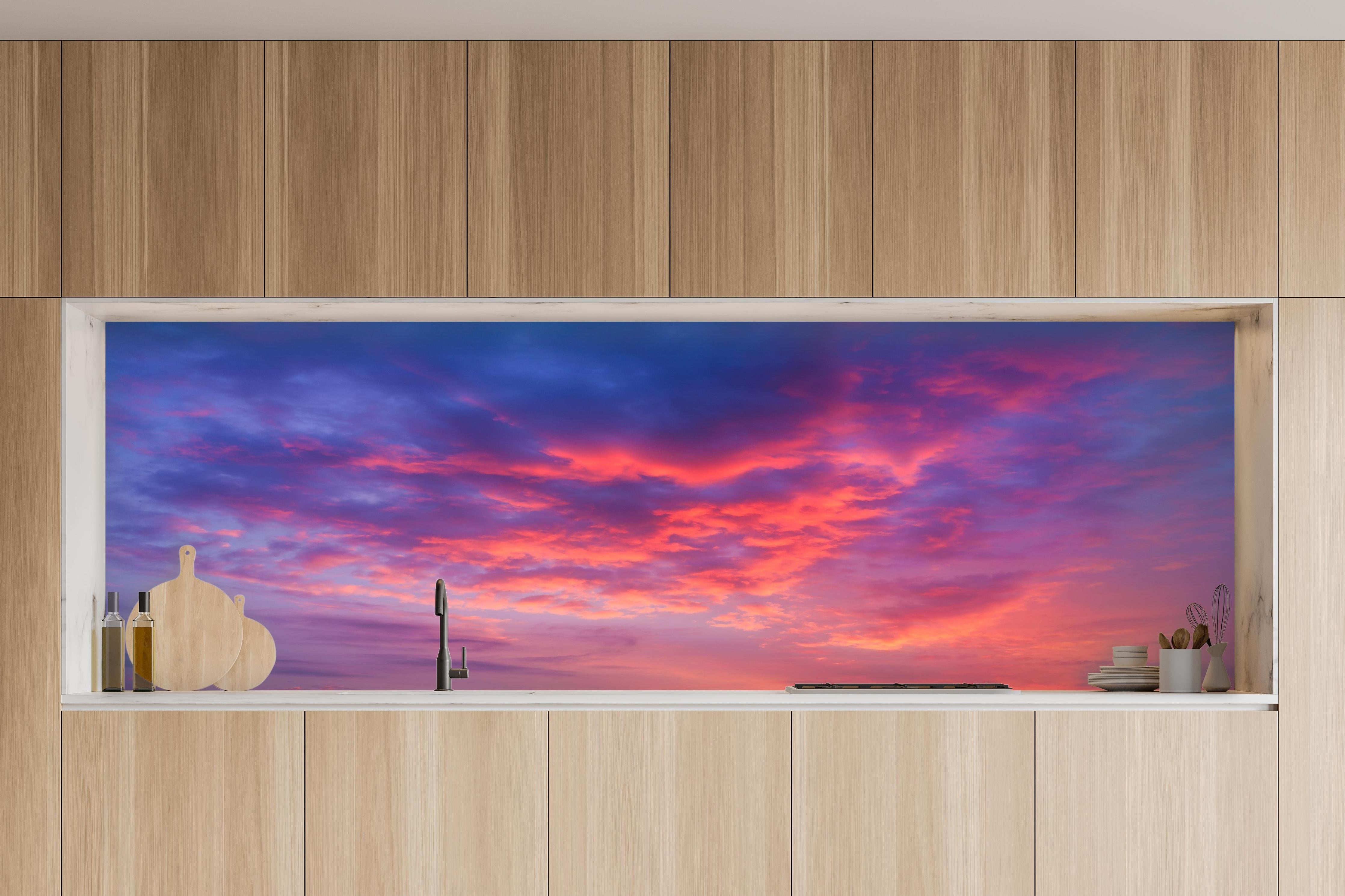 Küche - Violett-Pinker Sonnenuntergang in charakteristischer Vollholz-Küche mit modernem Gasherd
