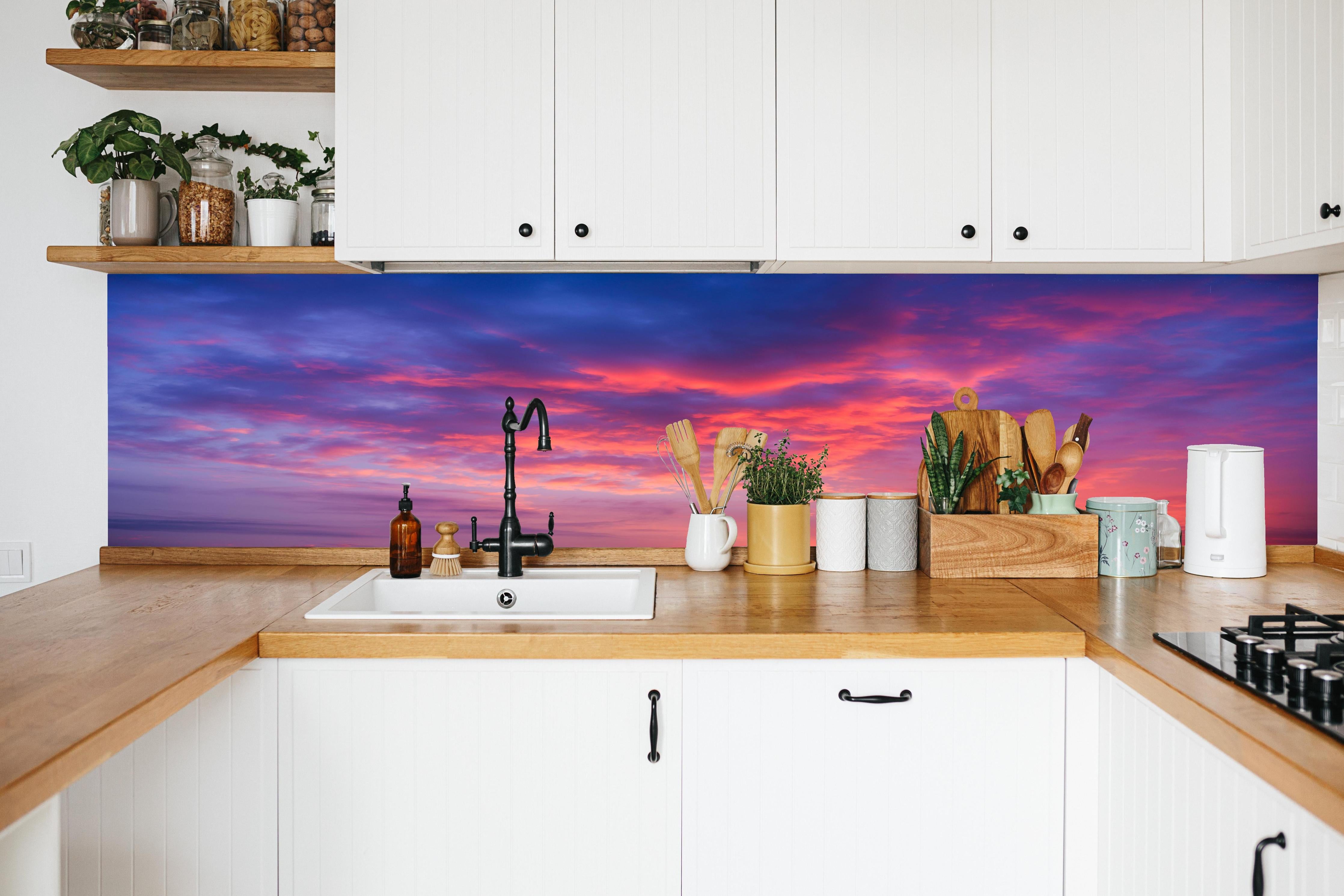Küche - Violett-Pinker Sonnenuntergang in weißer Küche hinter Gewürzen und Kochlöffeln aus Holz