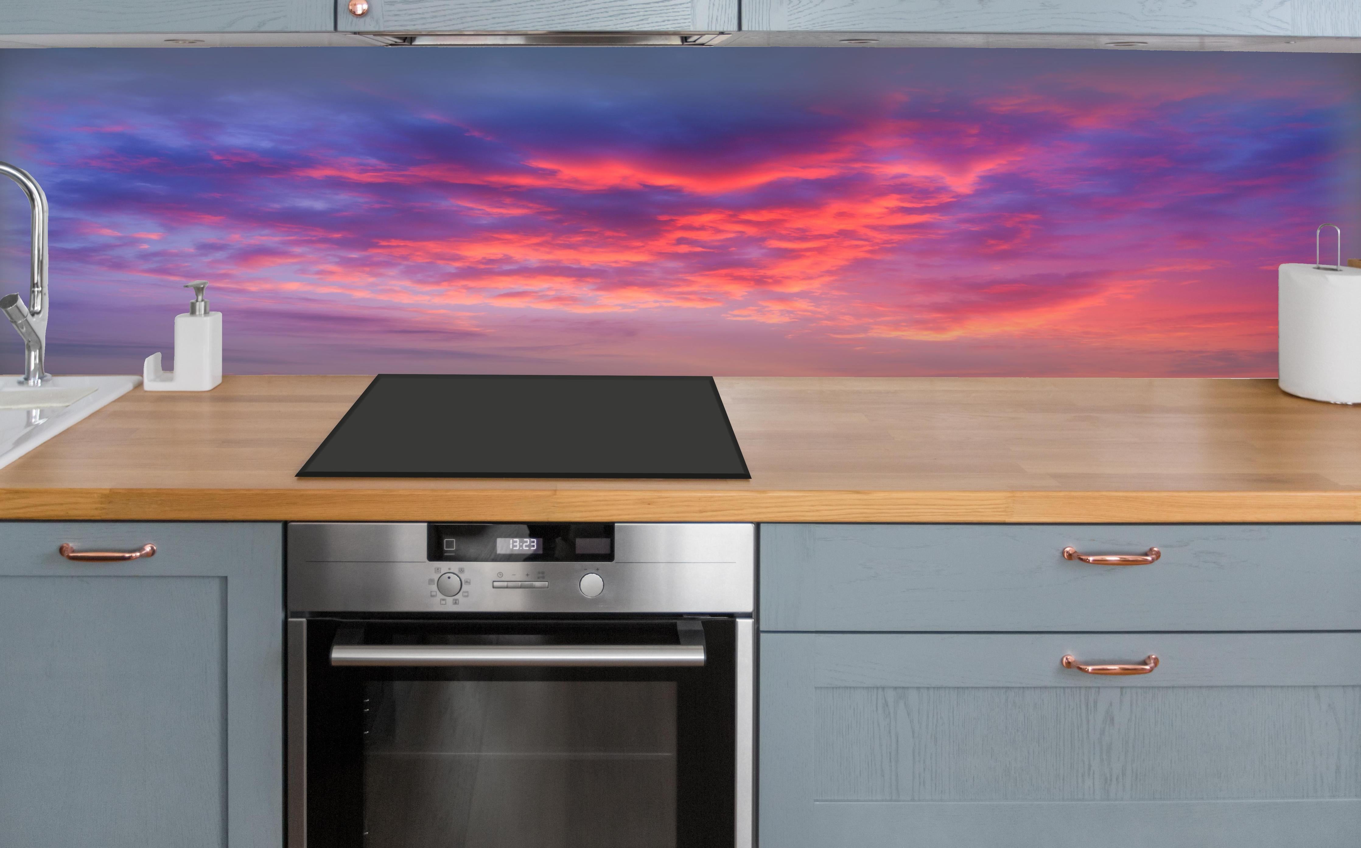 Küche - Violett-Pinker Sonnenuntergang über polierter Holzarbeitsplatte mit Cerankochfeld
