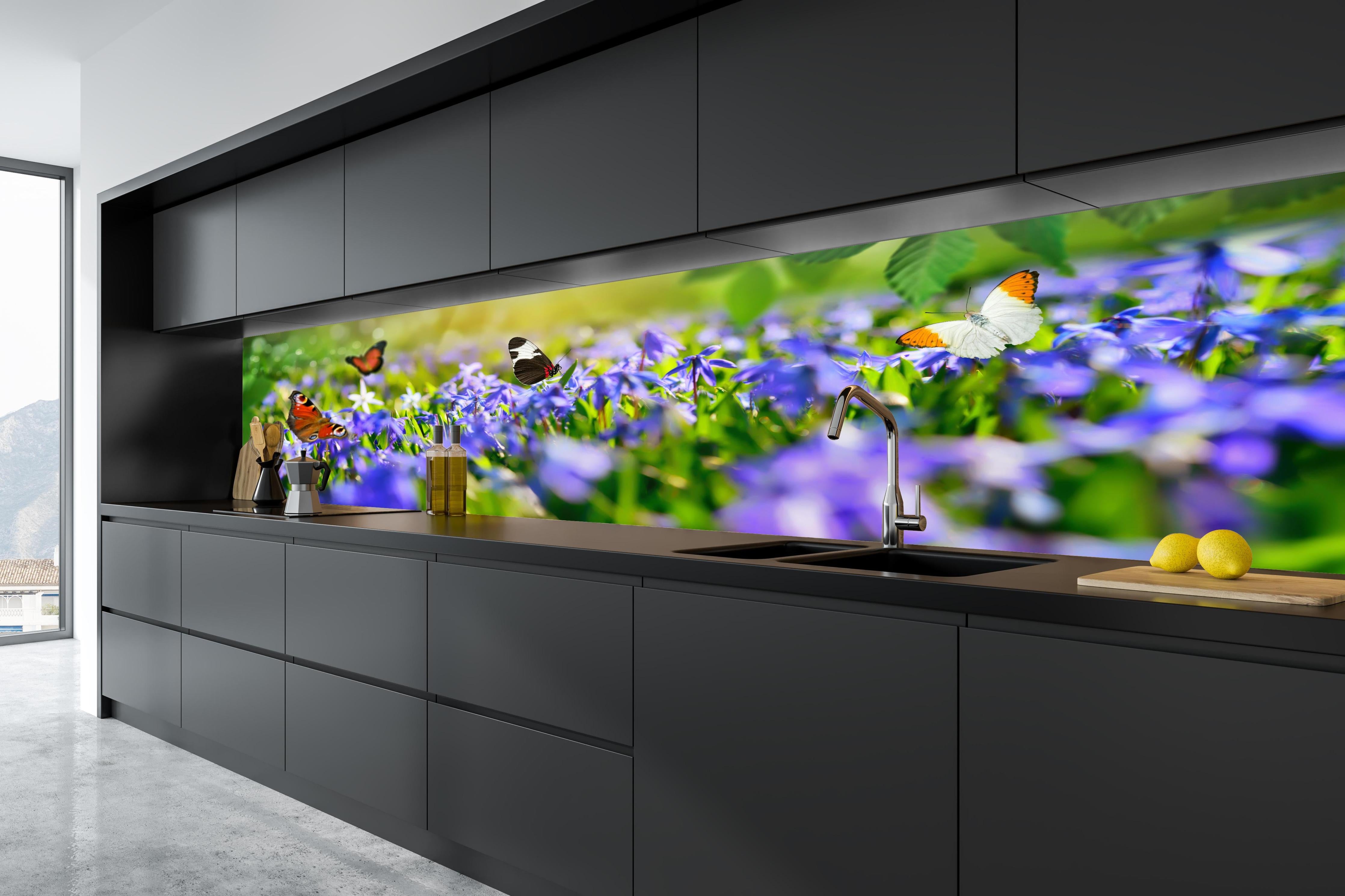 Küche - Violette Blumenwiese mit Schmetterlingen in tiefschwarzer matt-premium Einbauküche
