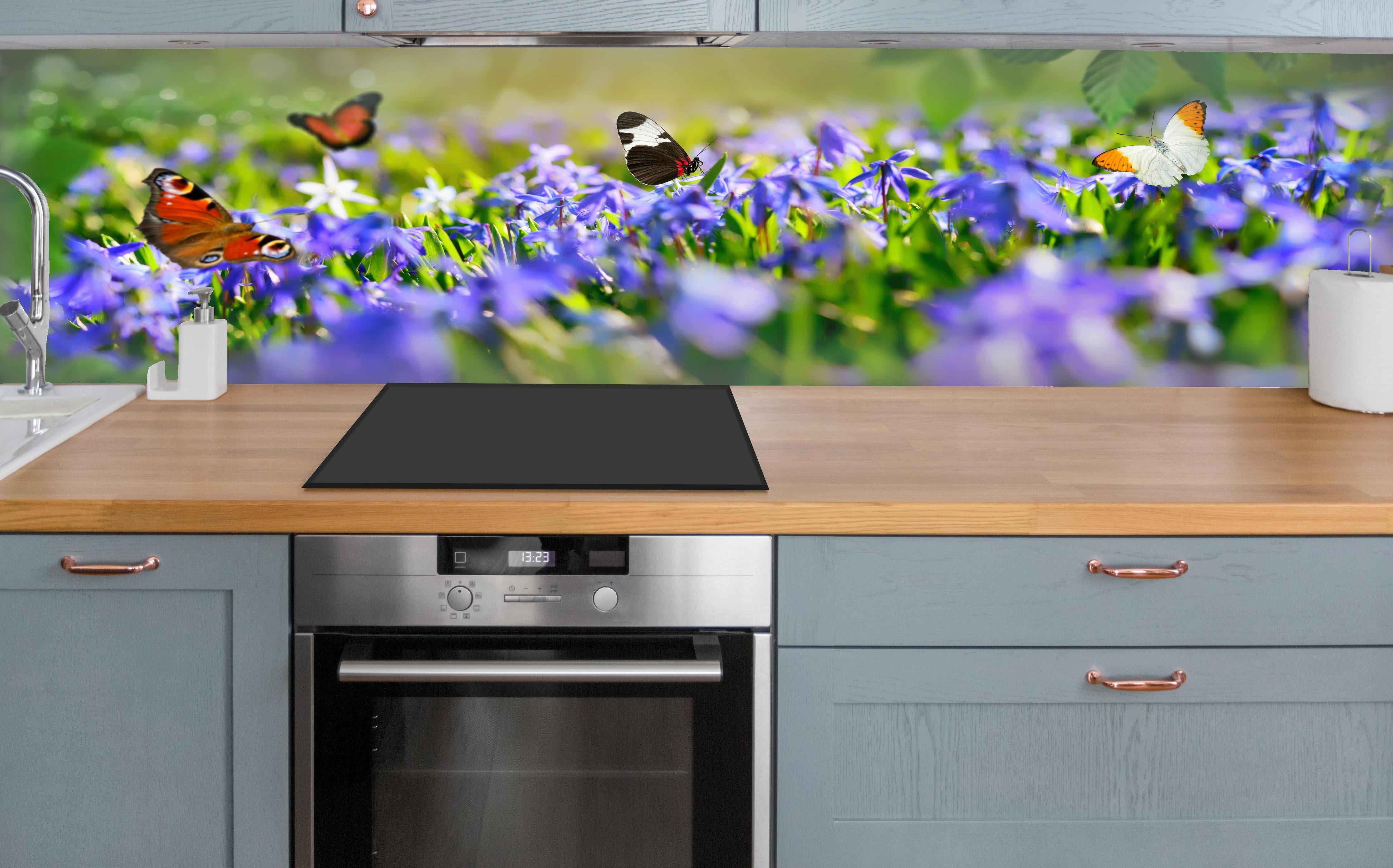 Küche - Violette Blumenwiese mit Schmetterlingen über polierter Holzarbeitsplatte mit Cerankochfeld
