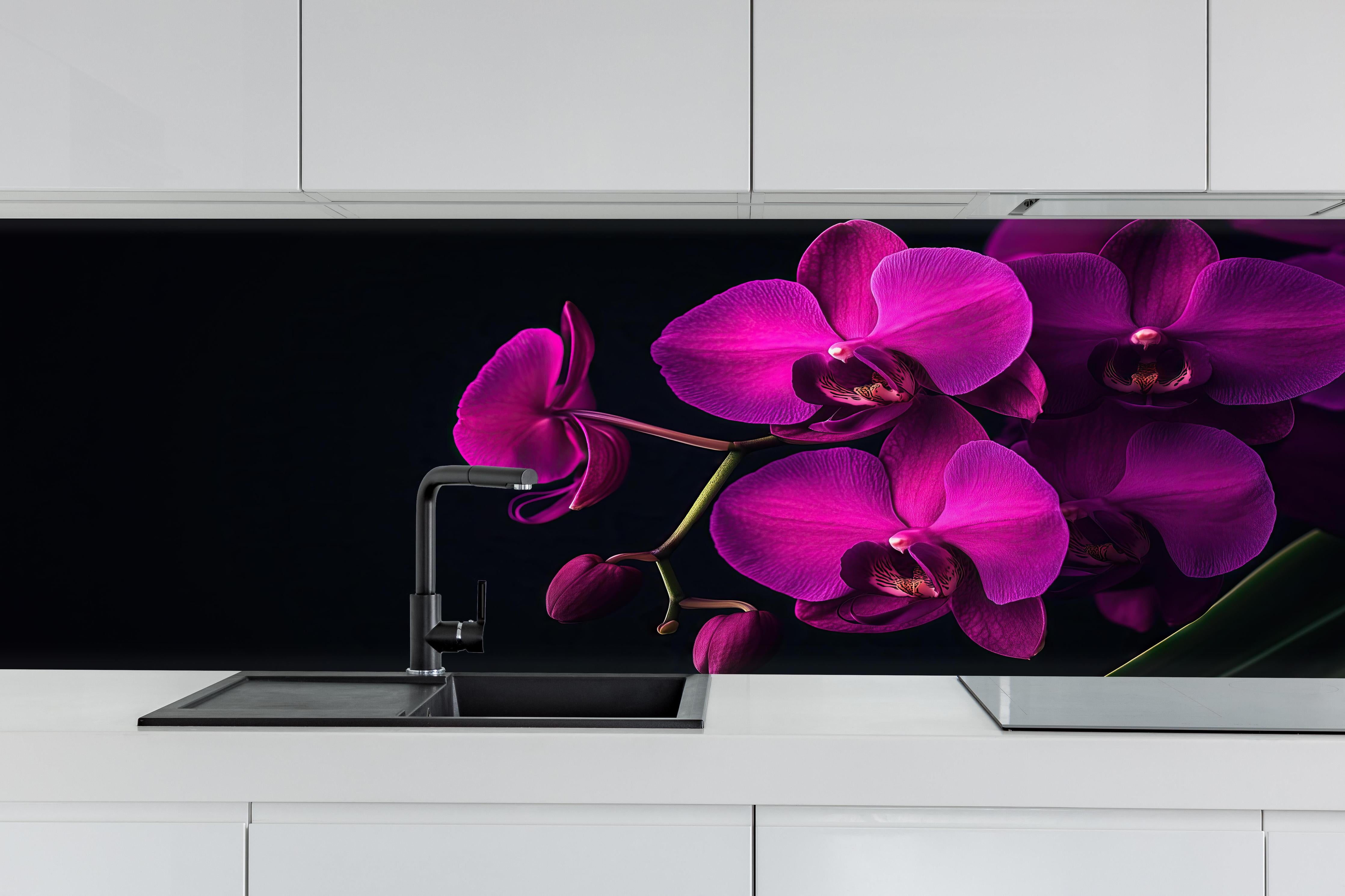 Küche - Violette Orchideen auf Schwarz hinter weißen Hochglanz-Küchenregalen und schwarzem Wasserhahn