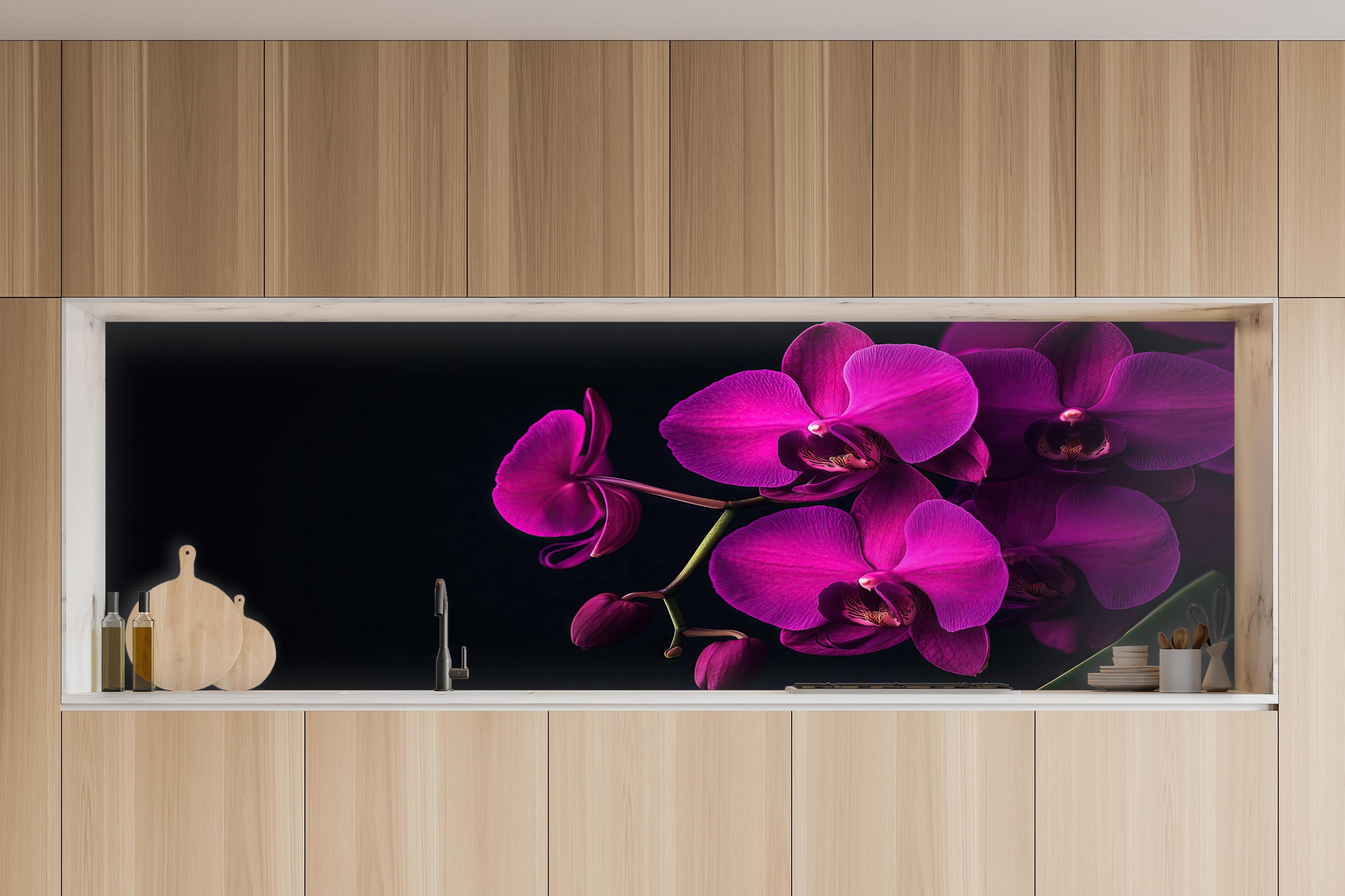 Küche - Violette Orchideen auf Schwarz in charakteristischer Vollholz-Küche mit modernem Gasherd