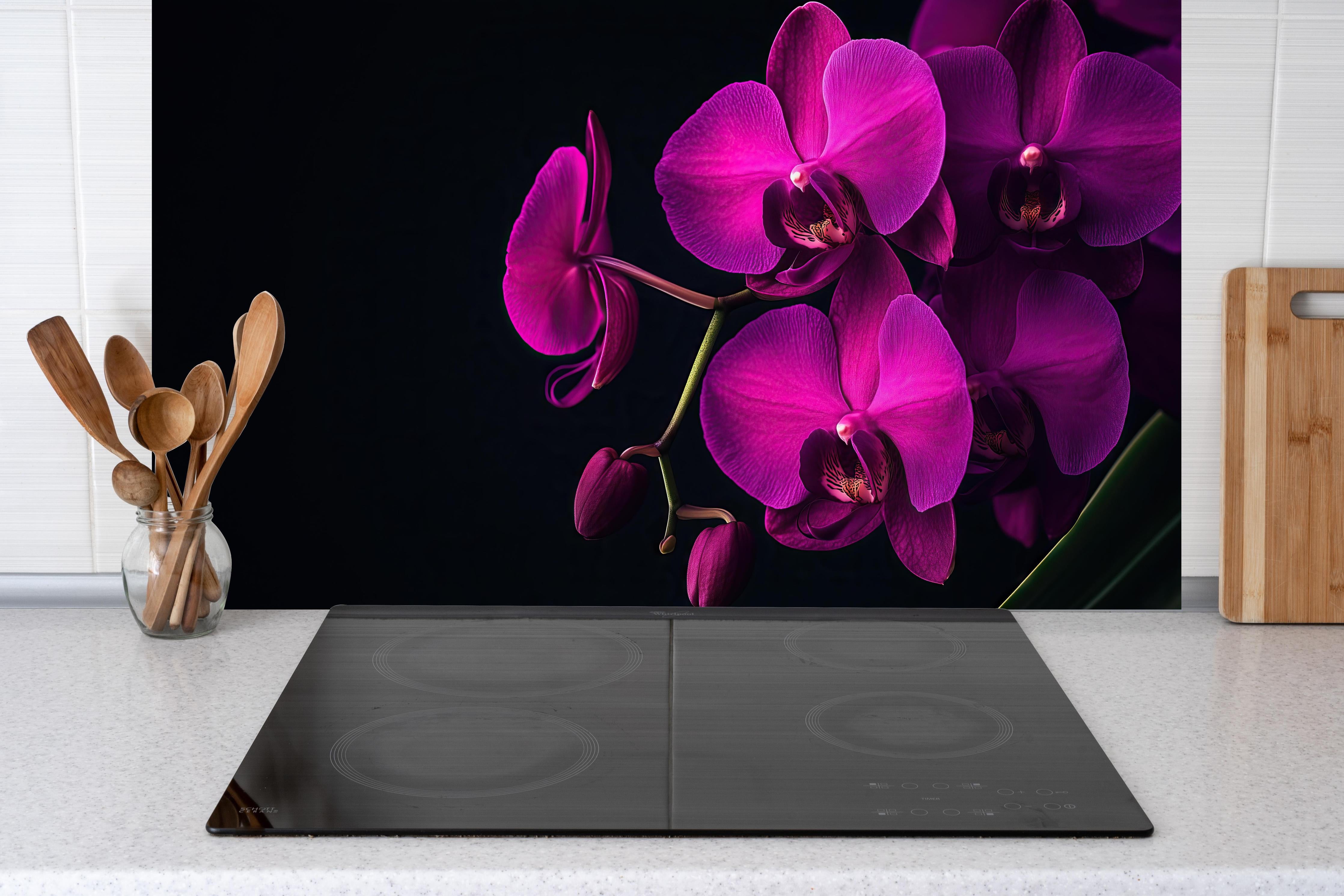 Küche - Violette Orchideen auf Schwarz hinter Cerankochfeld und Holz-Kochutensilien