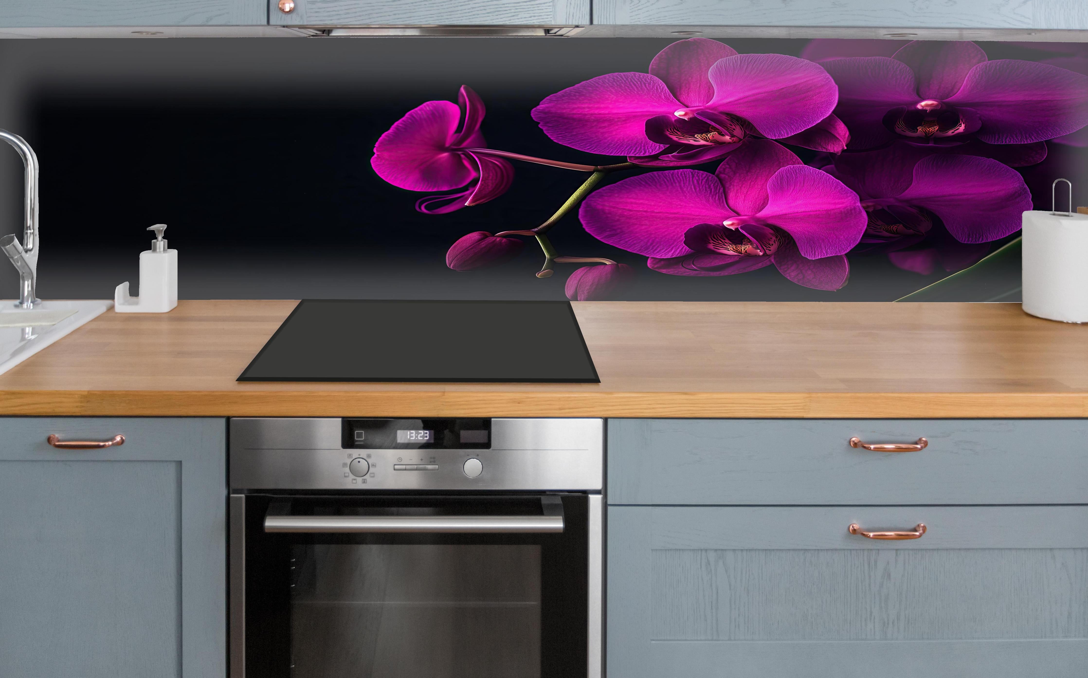 Küche - Violette Orchideen auf Schwarz über polierter Holzarbeitsplatte mit Cerankochfeld