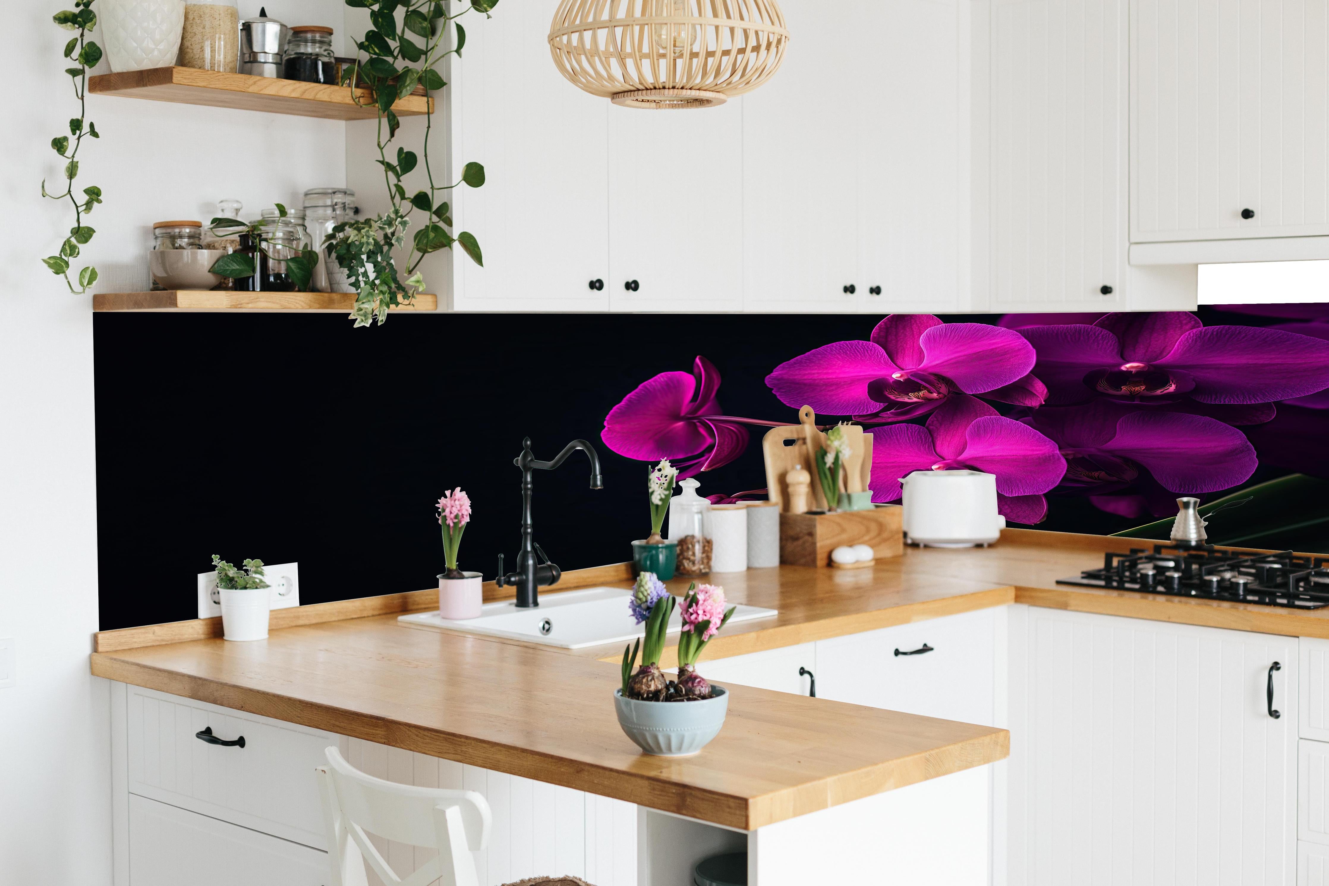 Küche - Violette Orchideen auf Schwarz in lebendiger Küche mit bunten Blumen