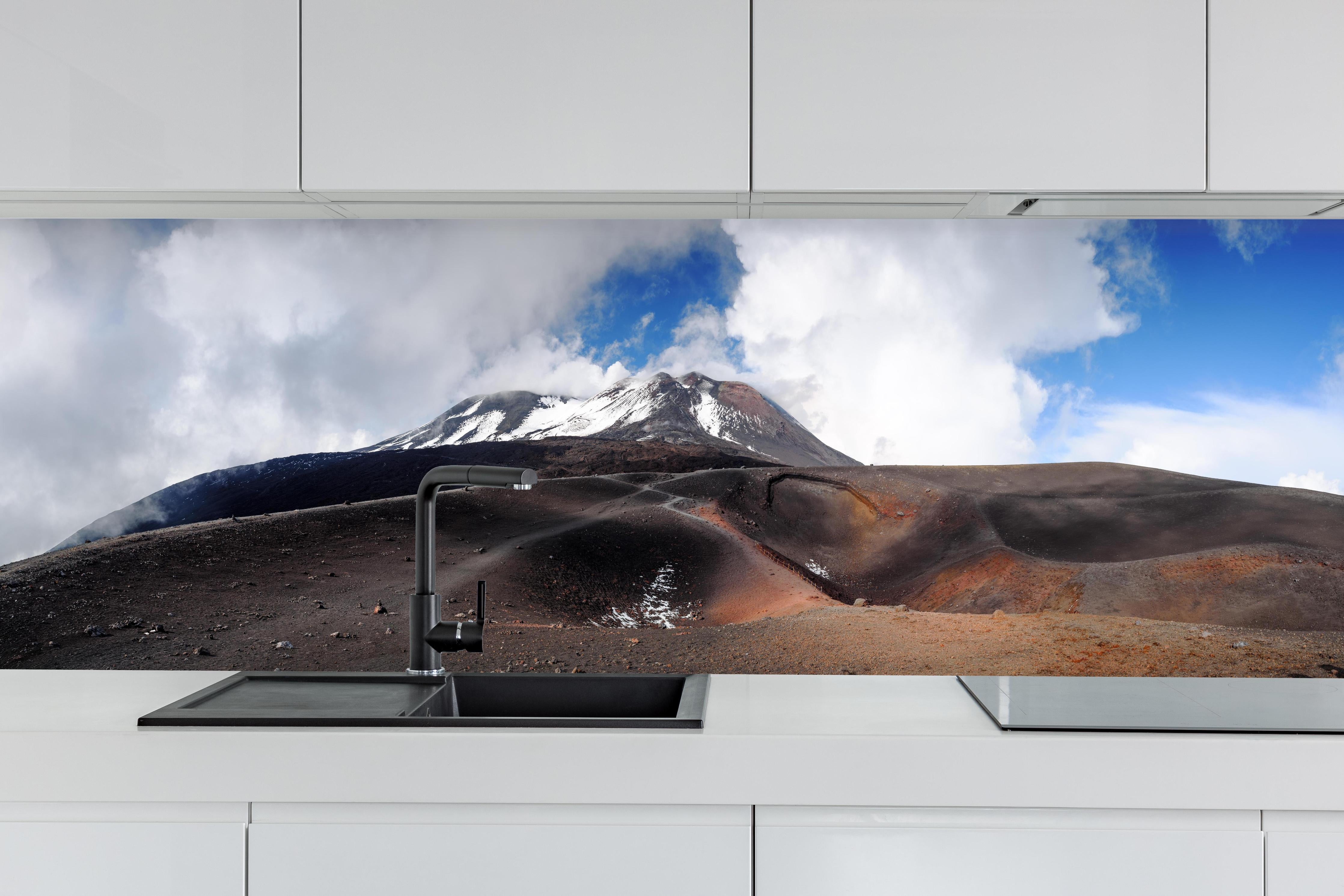 Küche - Vulkan-Panorama Braun-Grau-Blau hinter weißen Hochglanz-Küchenregalen und schwarzem Wasserhahn