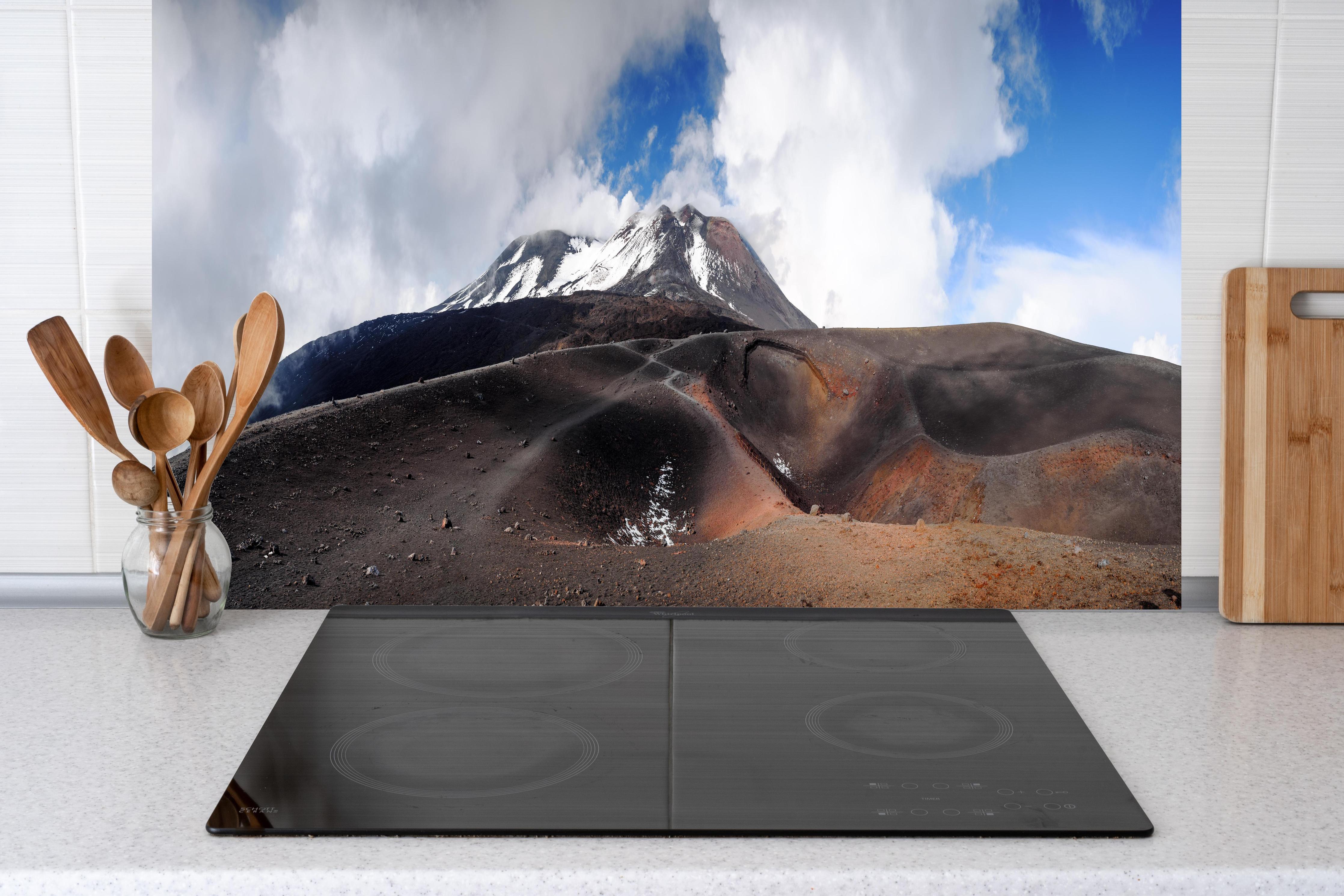 Küche - Vulkan-Panorama Braun-Grau-Blau hinter Cerankochfeld und Holz-Kochutensilien