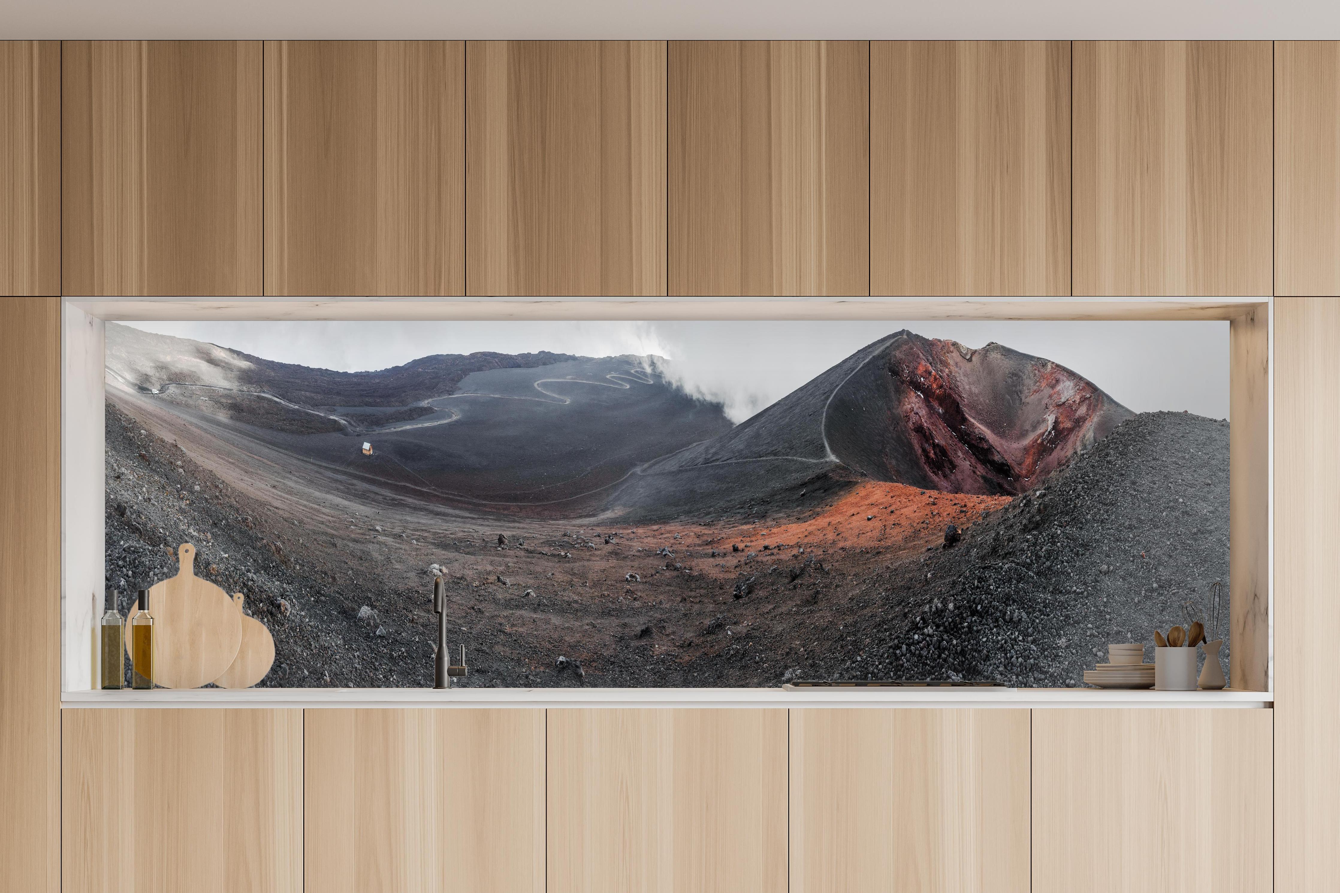 Küche - Vulkankrater Schwarz-Grau-Orange Panorama in charakteristischer Vollholz-Küche mit modernem Gasherd