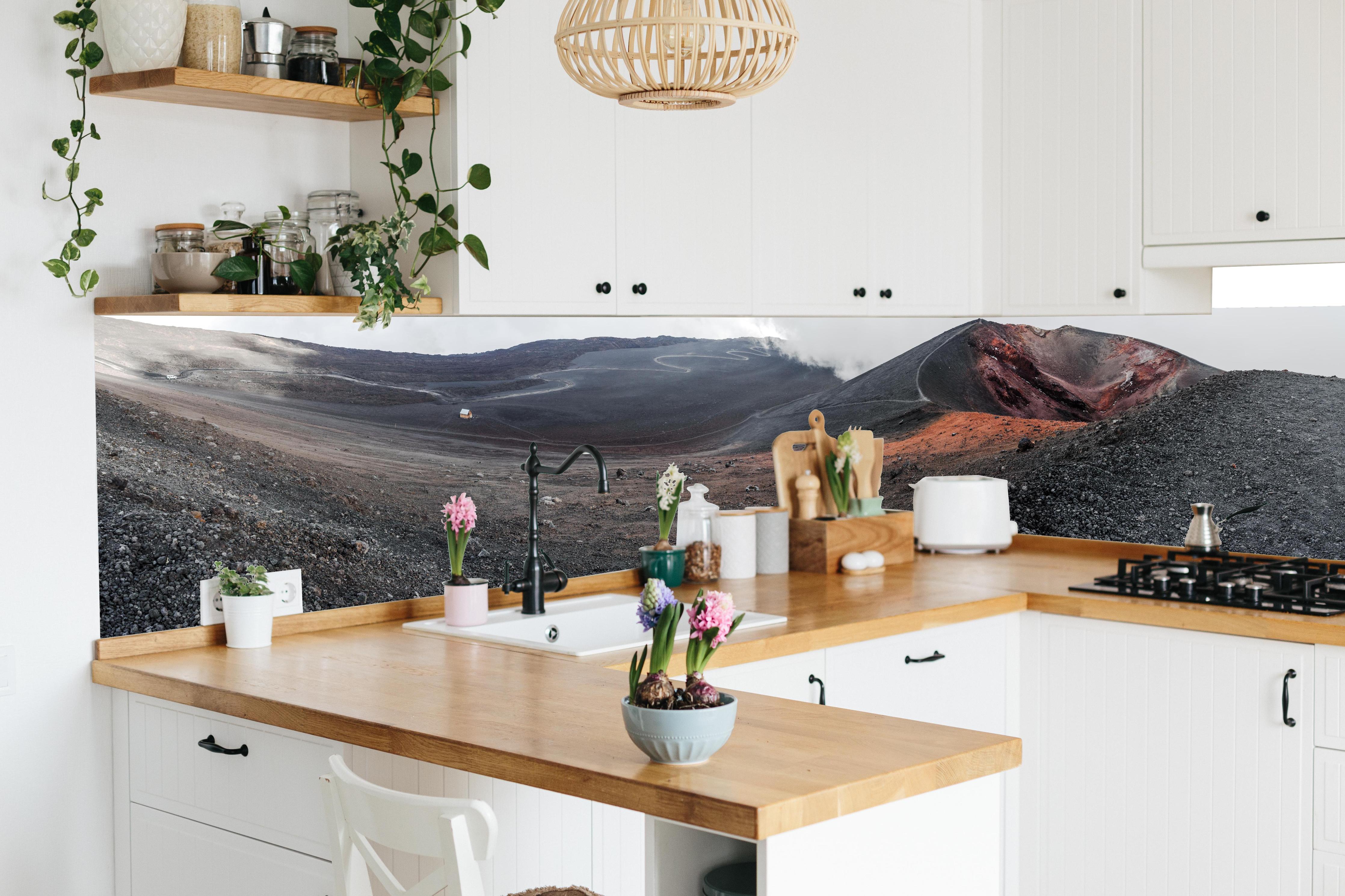 Küche - Vulkankrater Schwarz-Grau-Orange Panorama in lebendiger Küche mit bunten Blumen