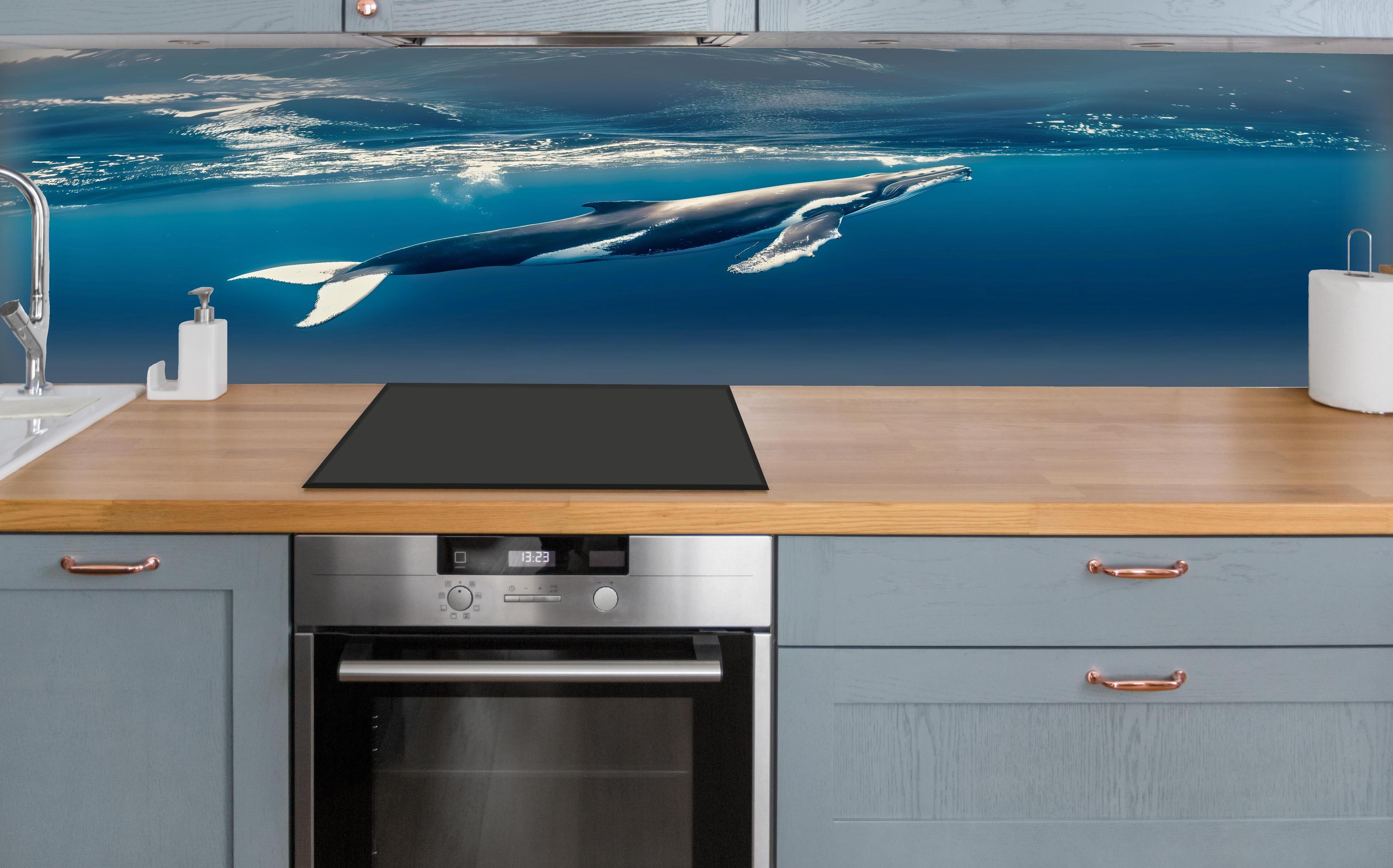 Küche - Wal im blauen Ozean über polierter Holzarbeitsplatte mit Cerankochfeld