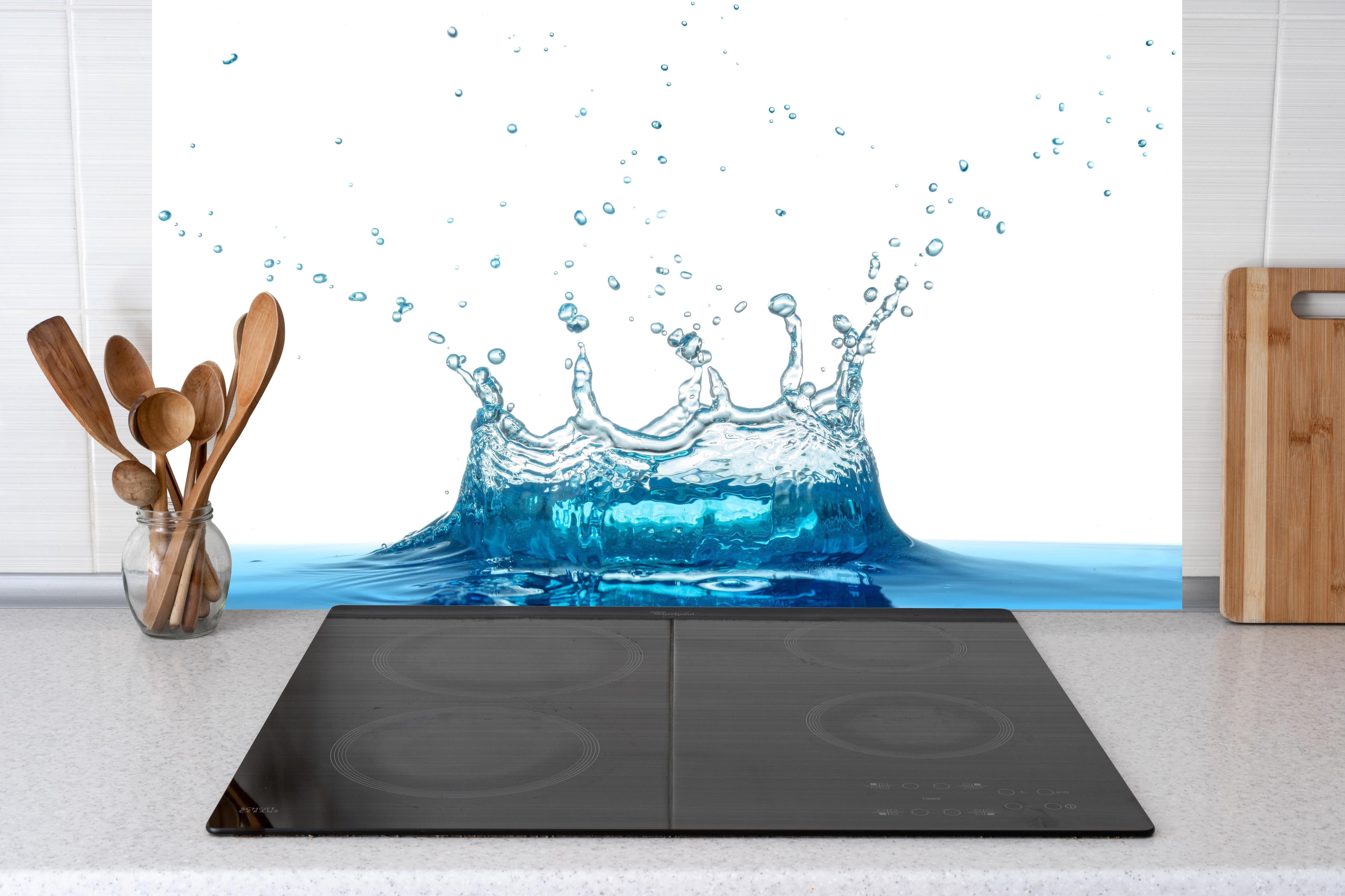 Küche - Wassersplash in Blau und Weiß hinter Cerankochfeld und Holz-Kochutensilien