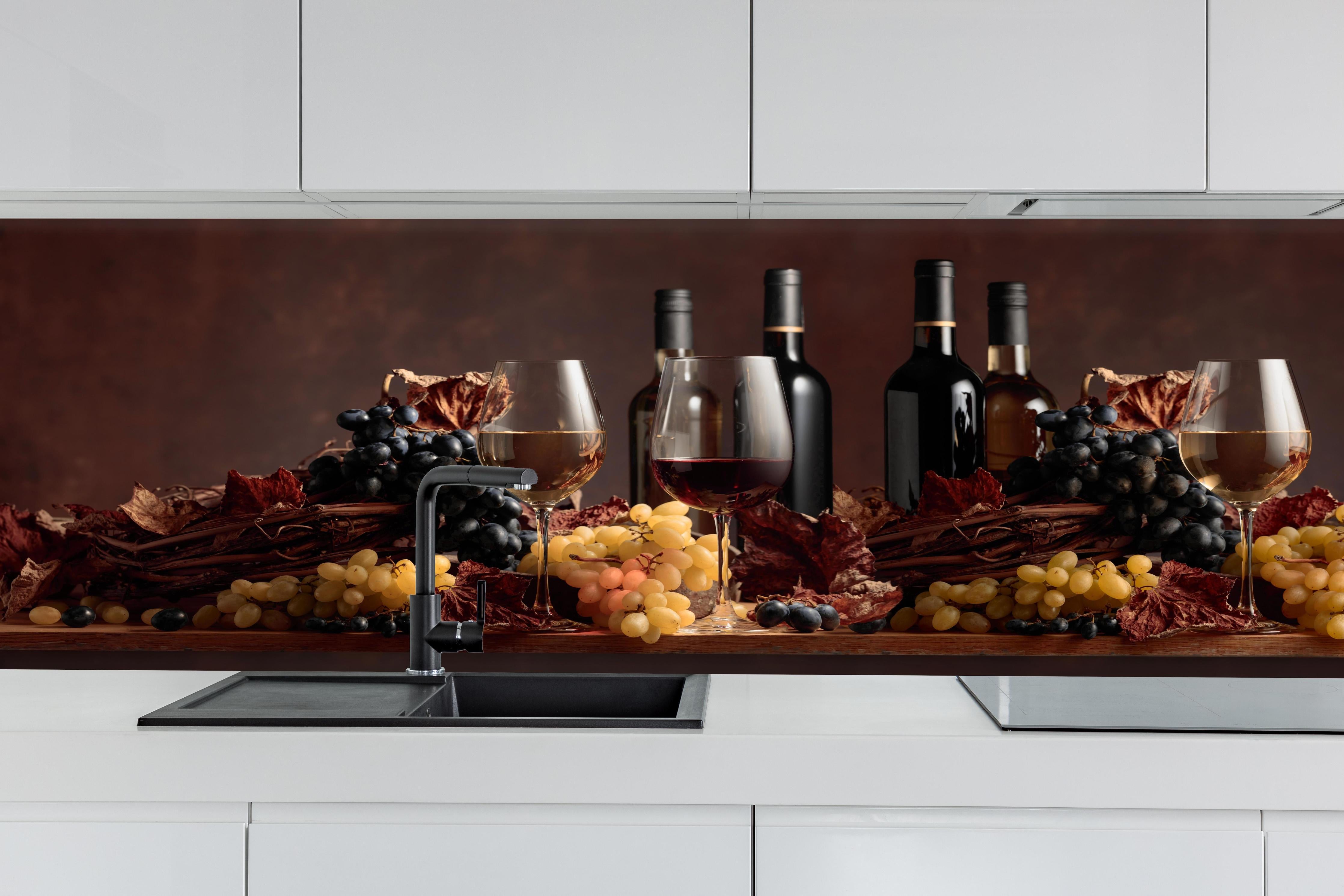 Küche - Weintrauben & Flaschen Rot-Braun hinter weißen Hochglanz-Küchenregalen und schwarzem Wasserhahn