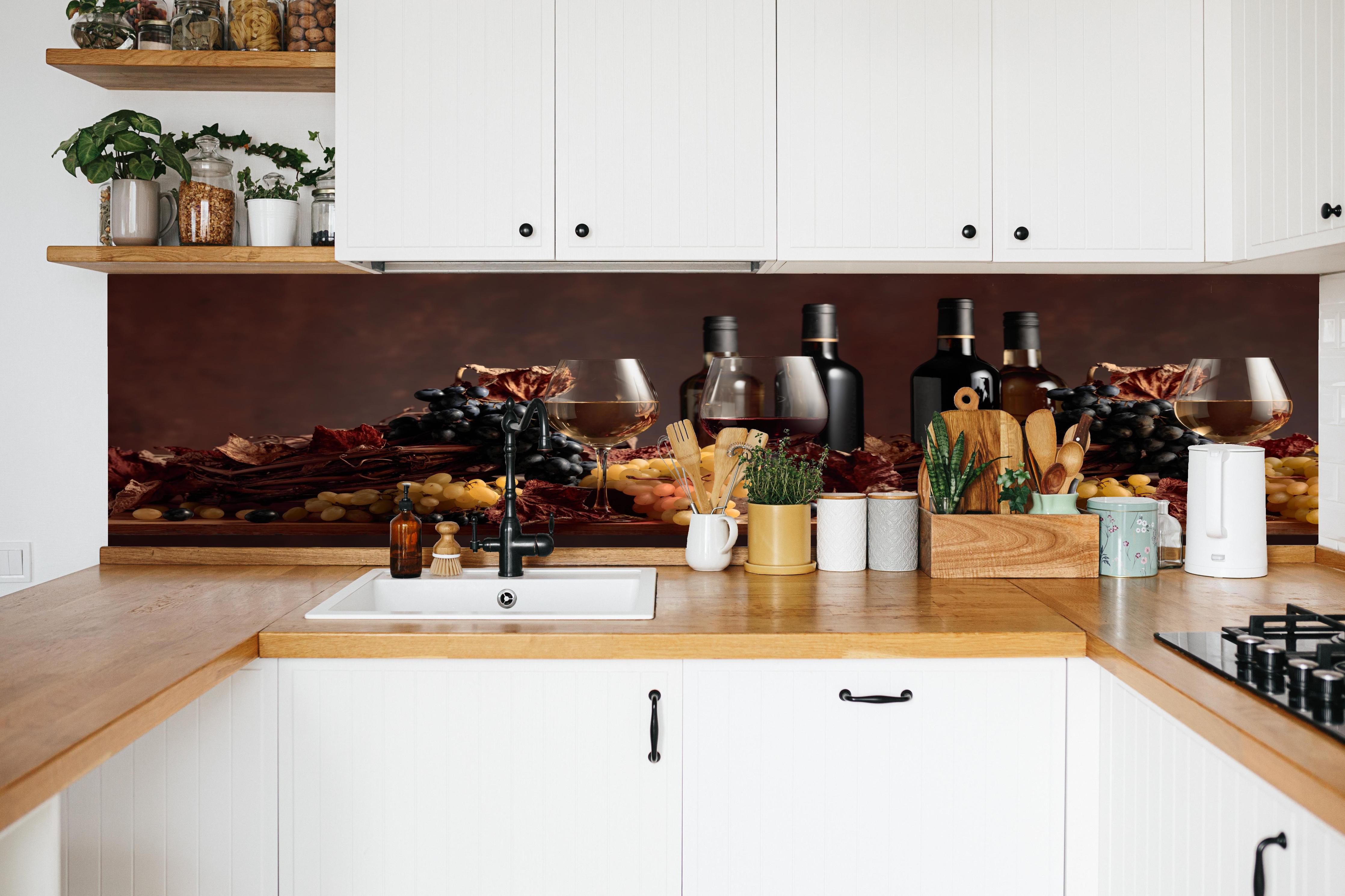 Küche - Weintrauben & Flaschen Rot-Braun in weißer Küche hinter Gewürzen und Kochlöffeln aus Holz