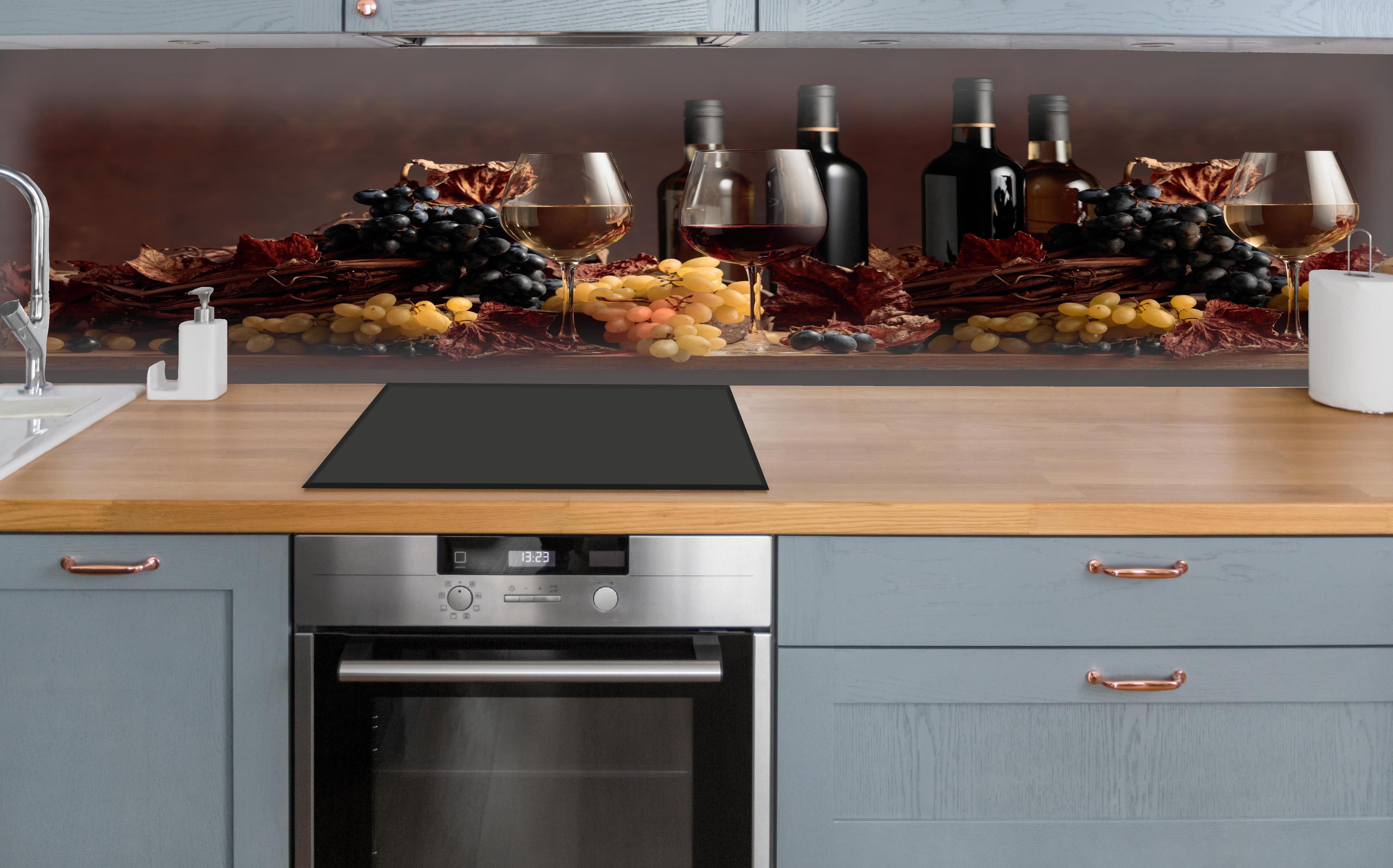 Küche - Weintrauben & Flaschen Rot-Braun über polierter Holzarbeitsplatte mit Cerankochfeld