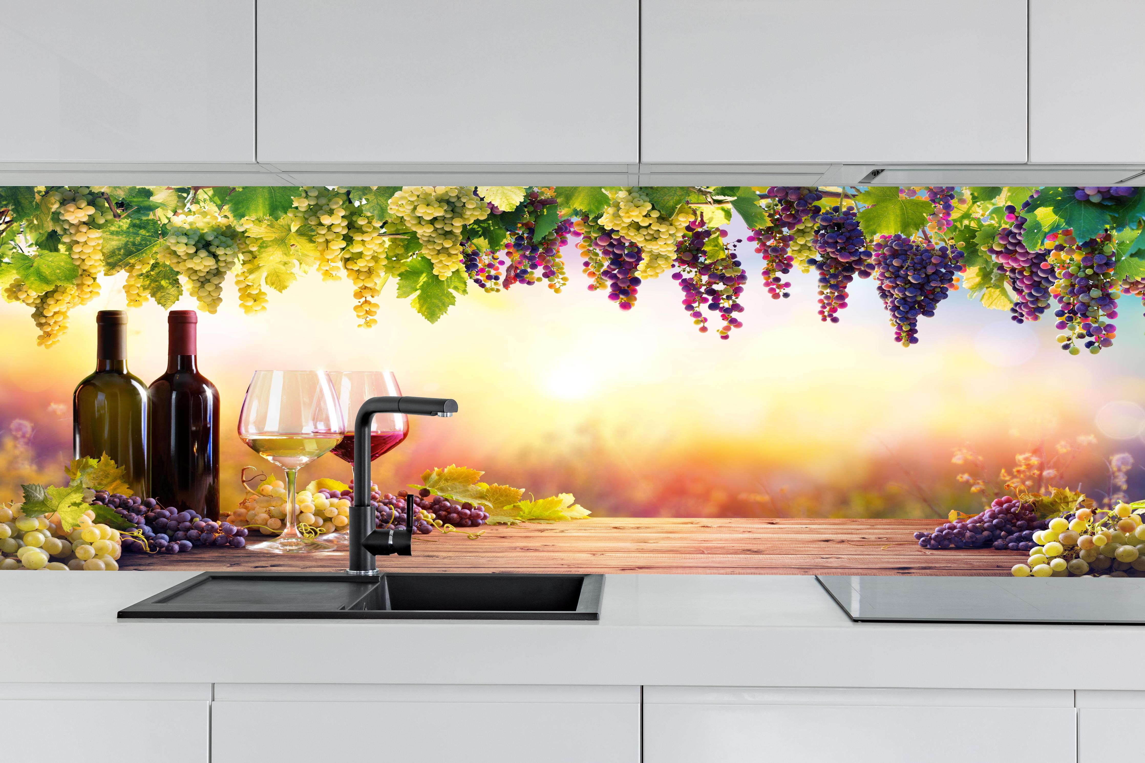 Küche - Weintrauben und Sonnenuntergang hinter weißen Hochglanz-Küchenregalen und schwarzem Wasserhahn