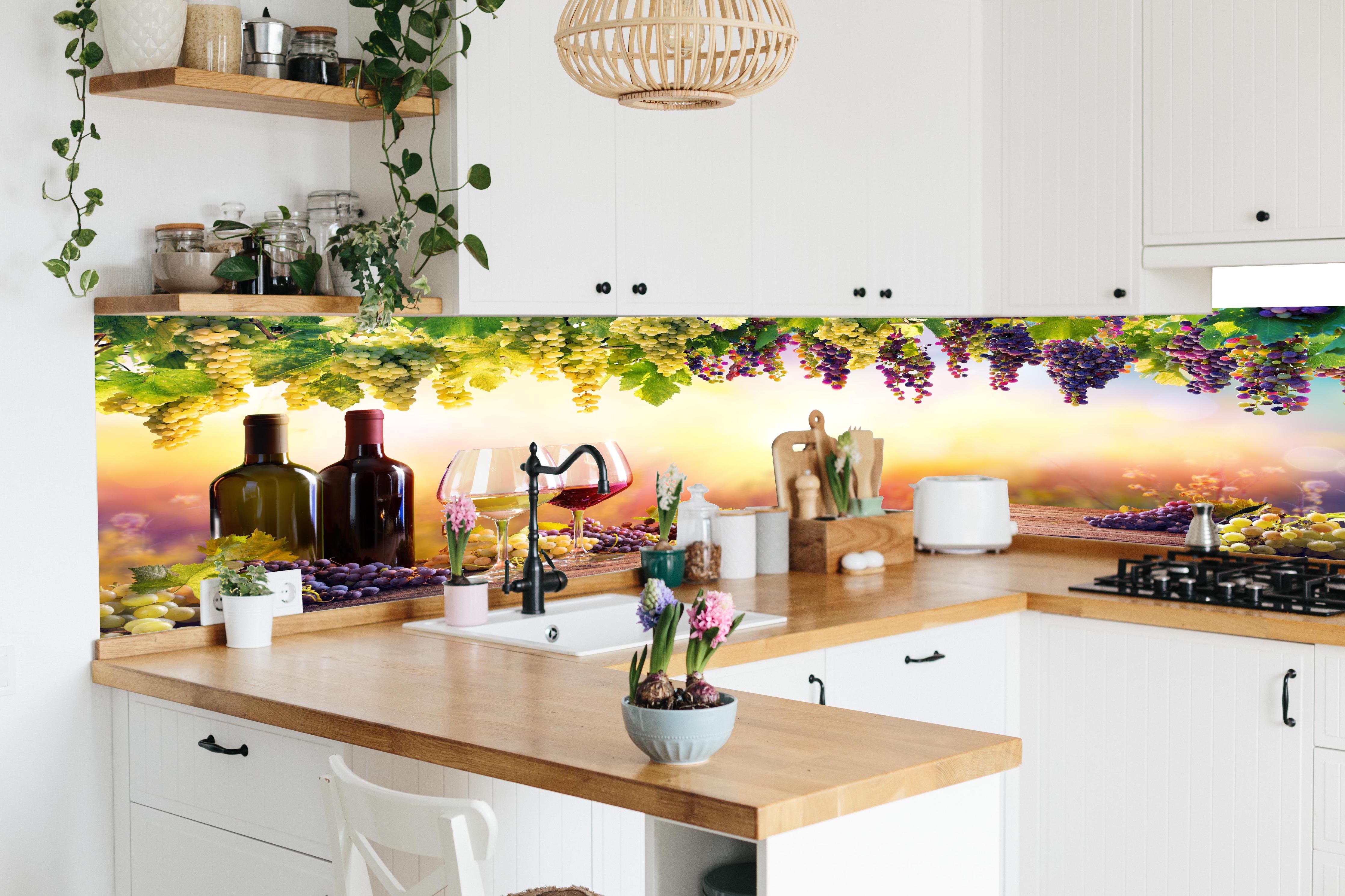 Küche - Weintrauben und Sonnenuntergang in lebendiger Küche mit bunten Blumen