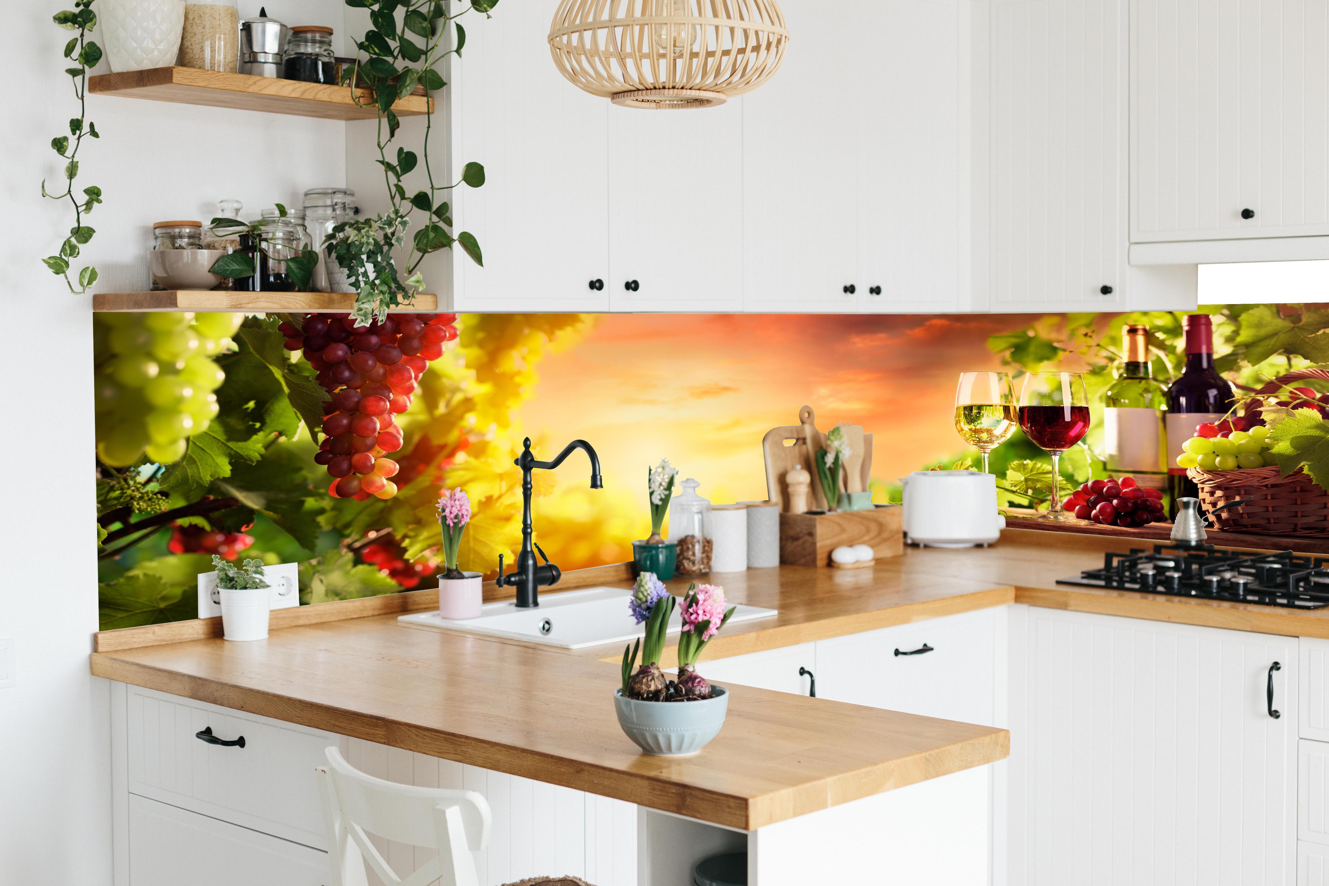 Küche - Weintrauben und Wein im Sonnenuntergang in lebendiger Küche mit bunten Blumen