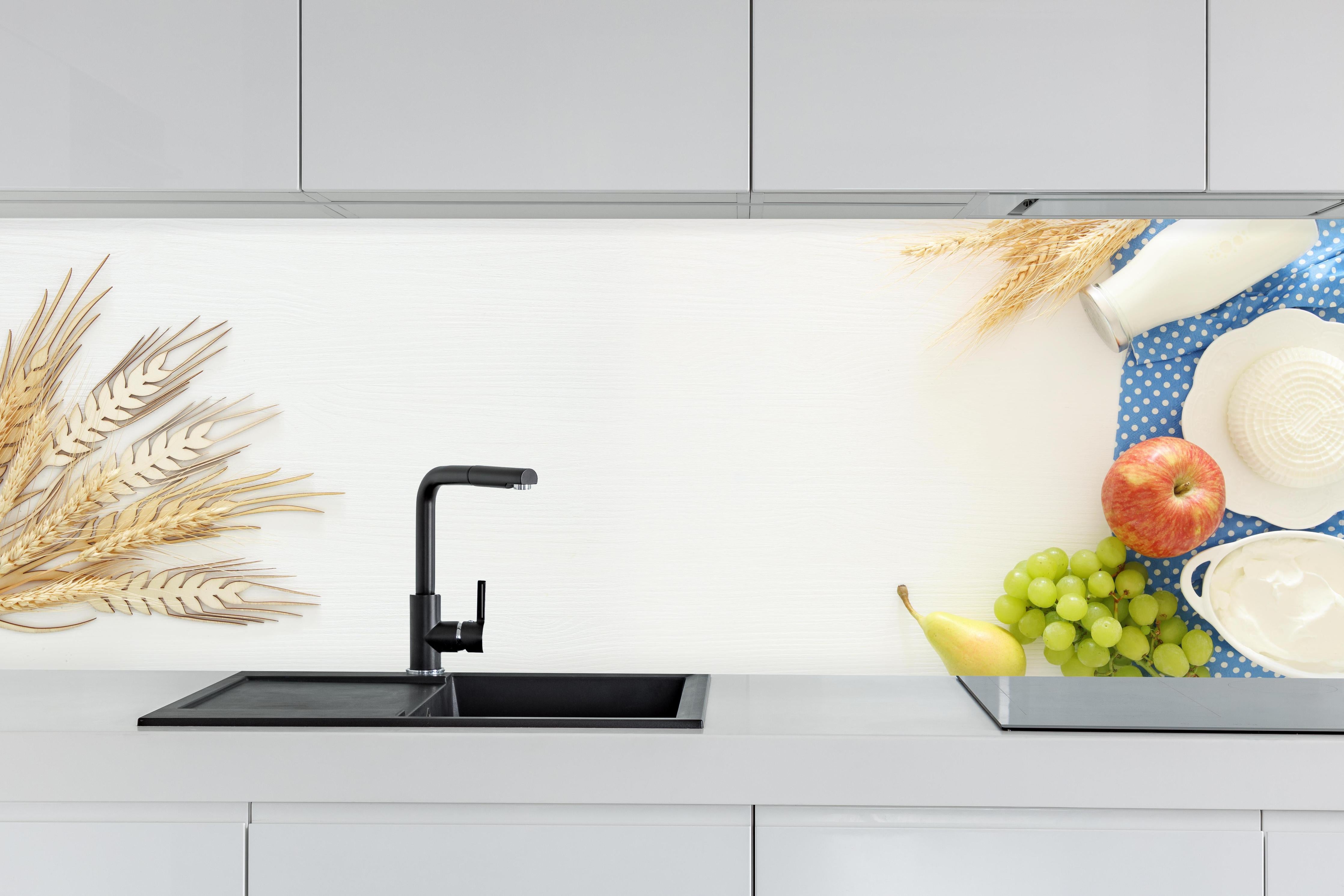 Küche - Weiß-Blaues Frühstücks-Stillleben hinter weißen Hochglanz-Küchenregalen und schwarzem Wasserhahn