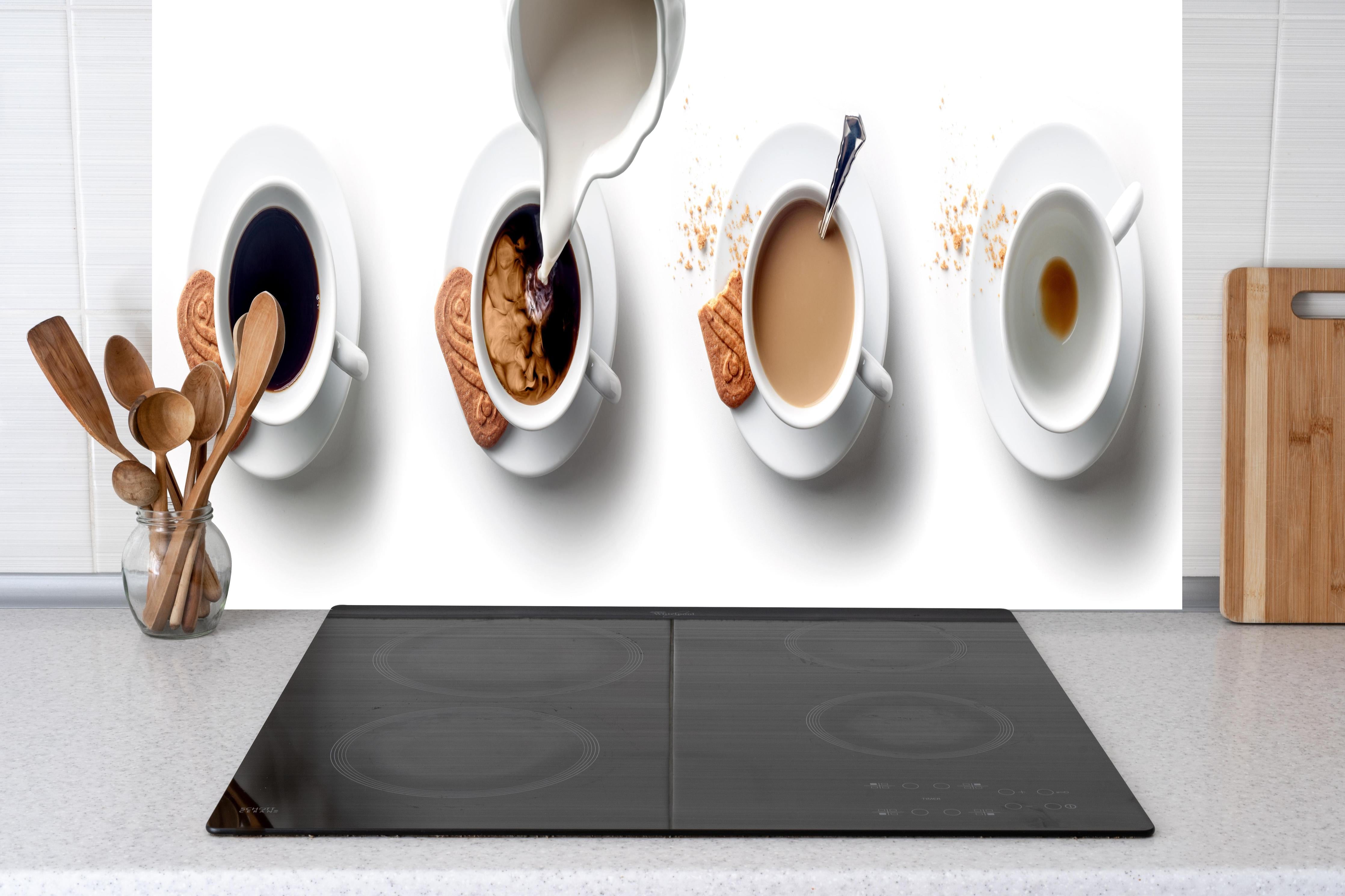 Küche - Weiß-Braun Kaffee-Variationen hinter Cerankochfeld und Holz-Kochutensilien