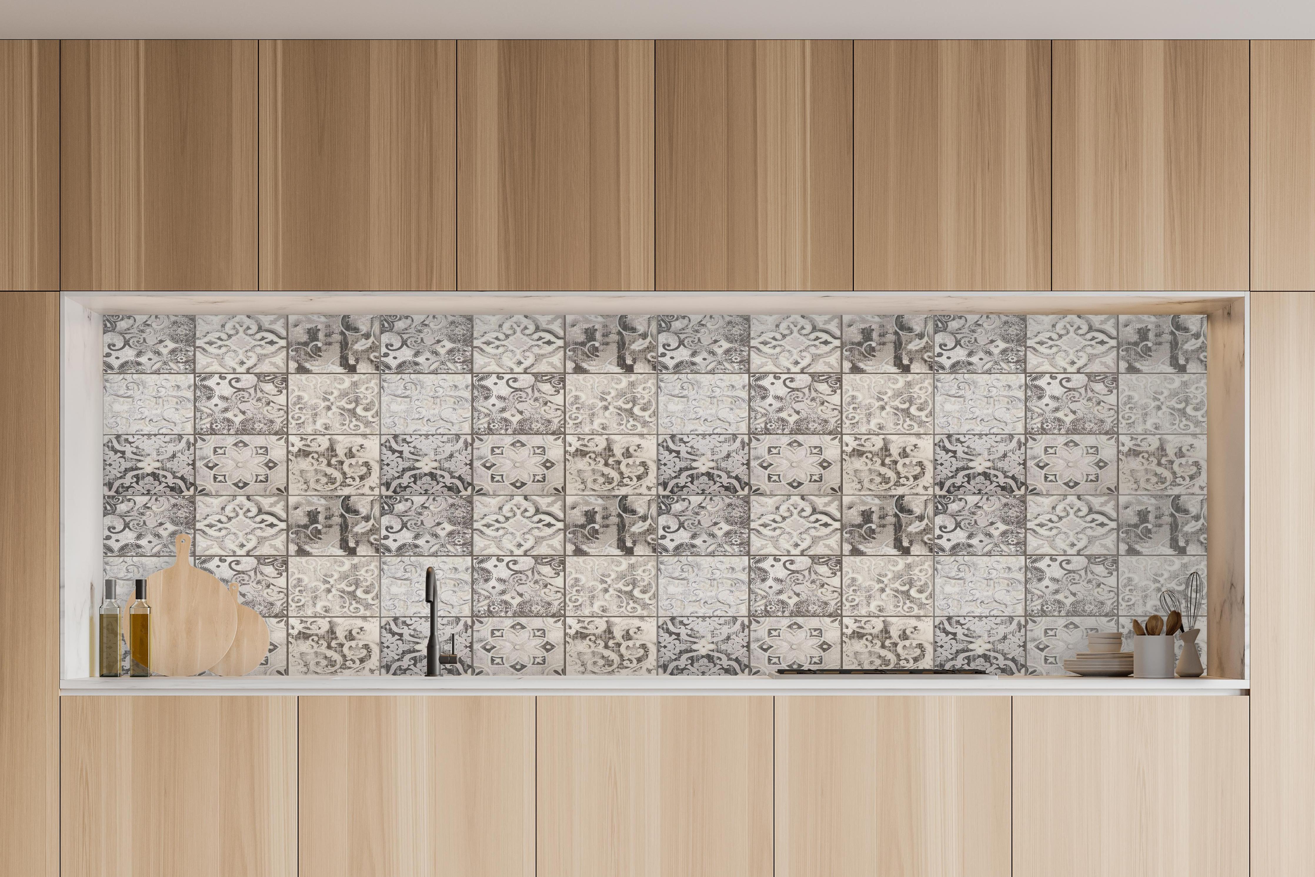 Küche - Weiß-Grau-Beige Fliesenmuster in charakteristischer Vollholz-Küche mit modernem Gasherd