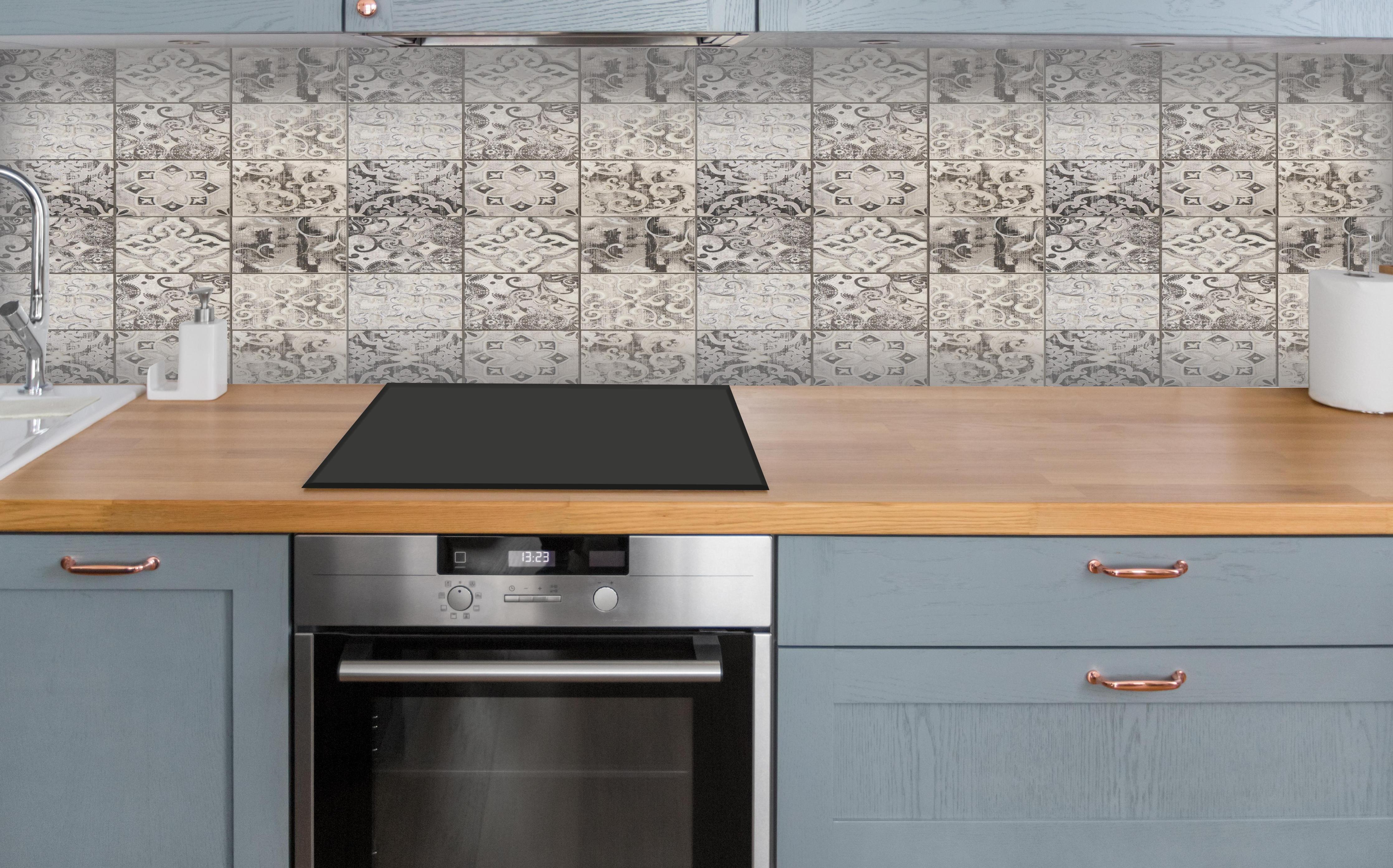 Küche - Weiß-Grau-Beige Fliesenmuster über polierter Holzarbeitsplatte mit Cerankochfeld