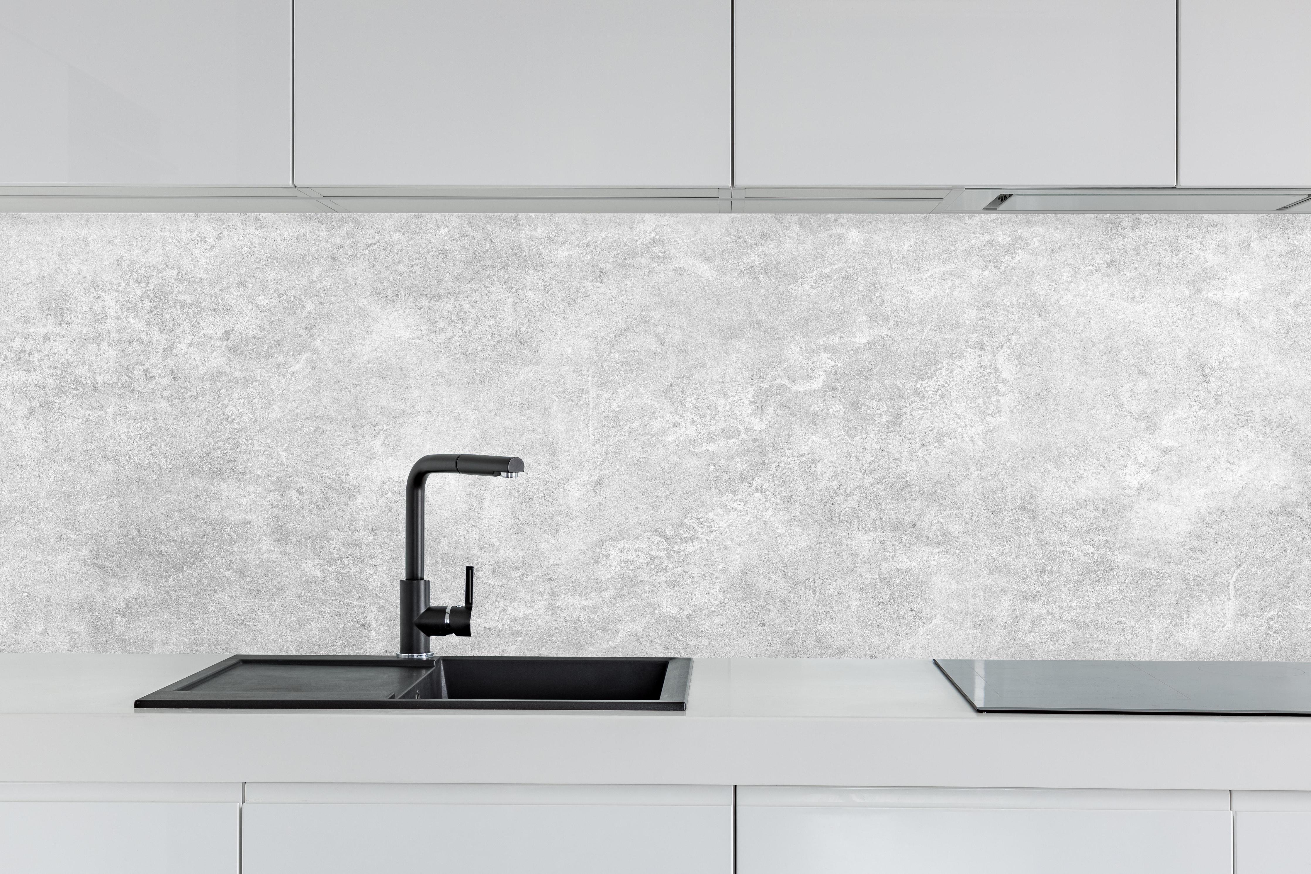 Küche - Weiß-Grau Betonstruktur hinter weißen Hochglanz-Küchenregalen und schwarzem Wasserhahn