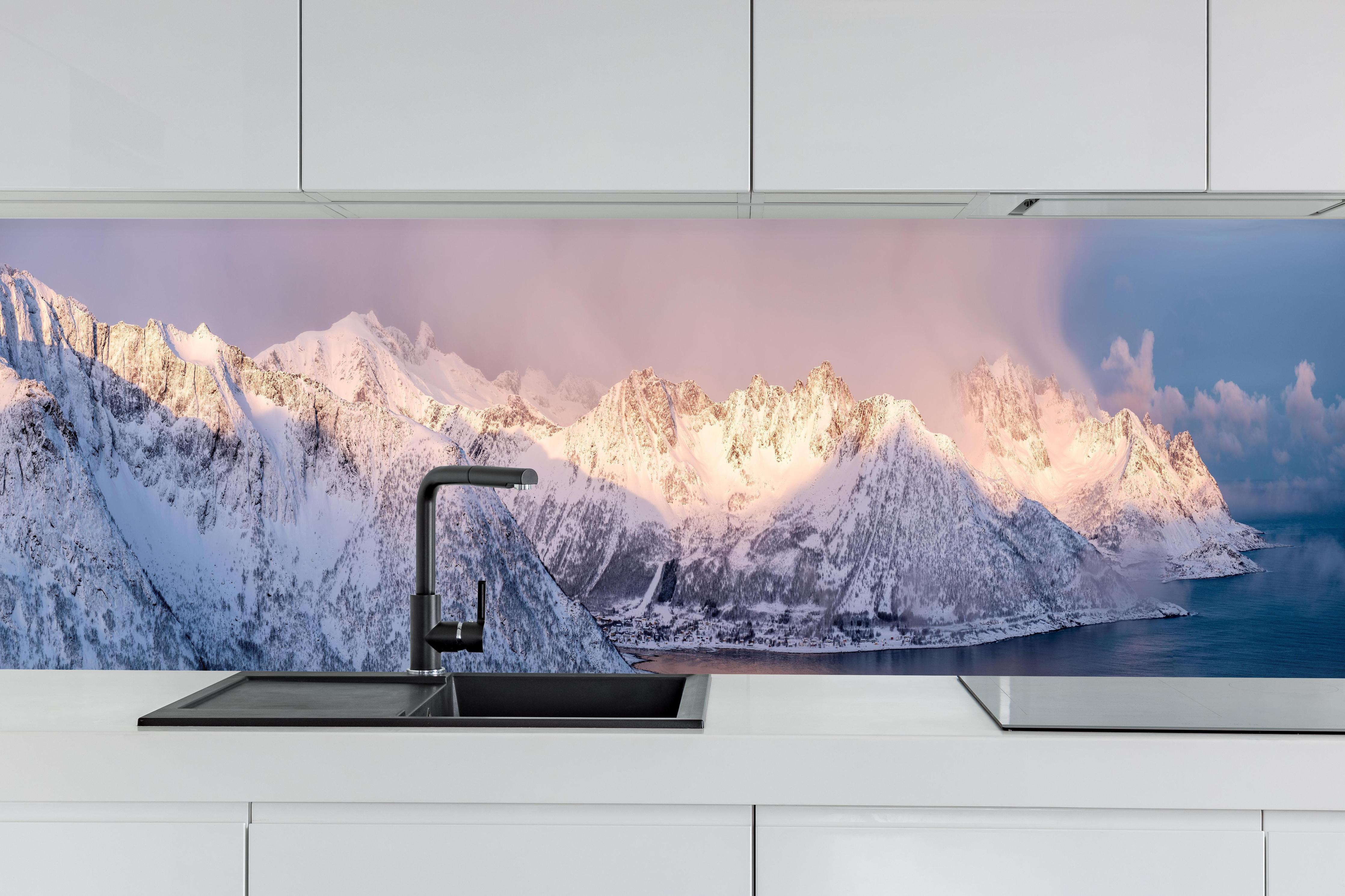 Küche - Weiß-Grau-Blau Bergpanorama Norwegen hinter weißen Hochglanz-Küchenregalen und schwarzem Wasserhahn