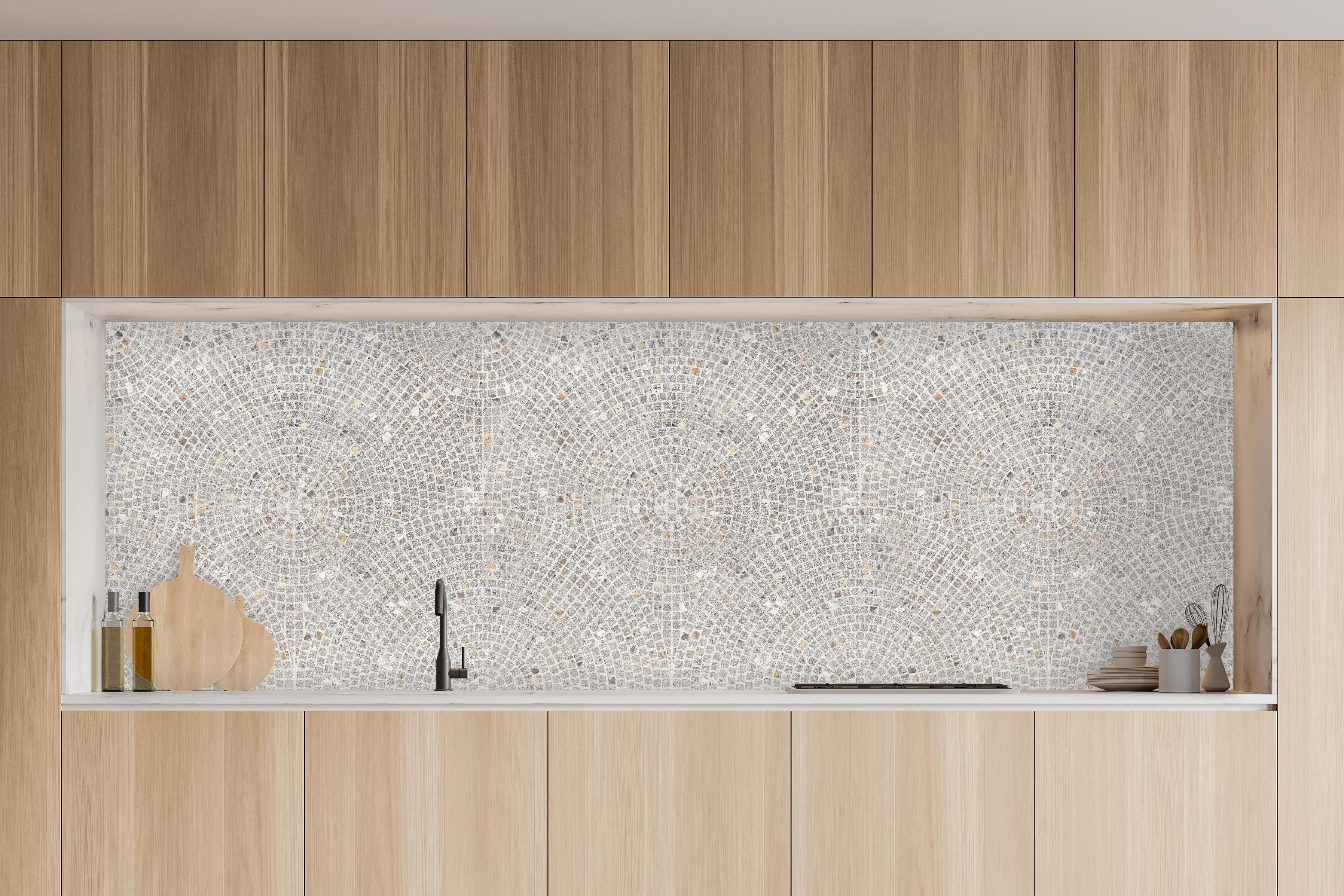 Küche - Weiß-Grau Mosaikstein Muster in charakteristischer Vollholz-Küche mit modernem Gasherd