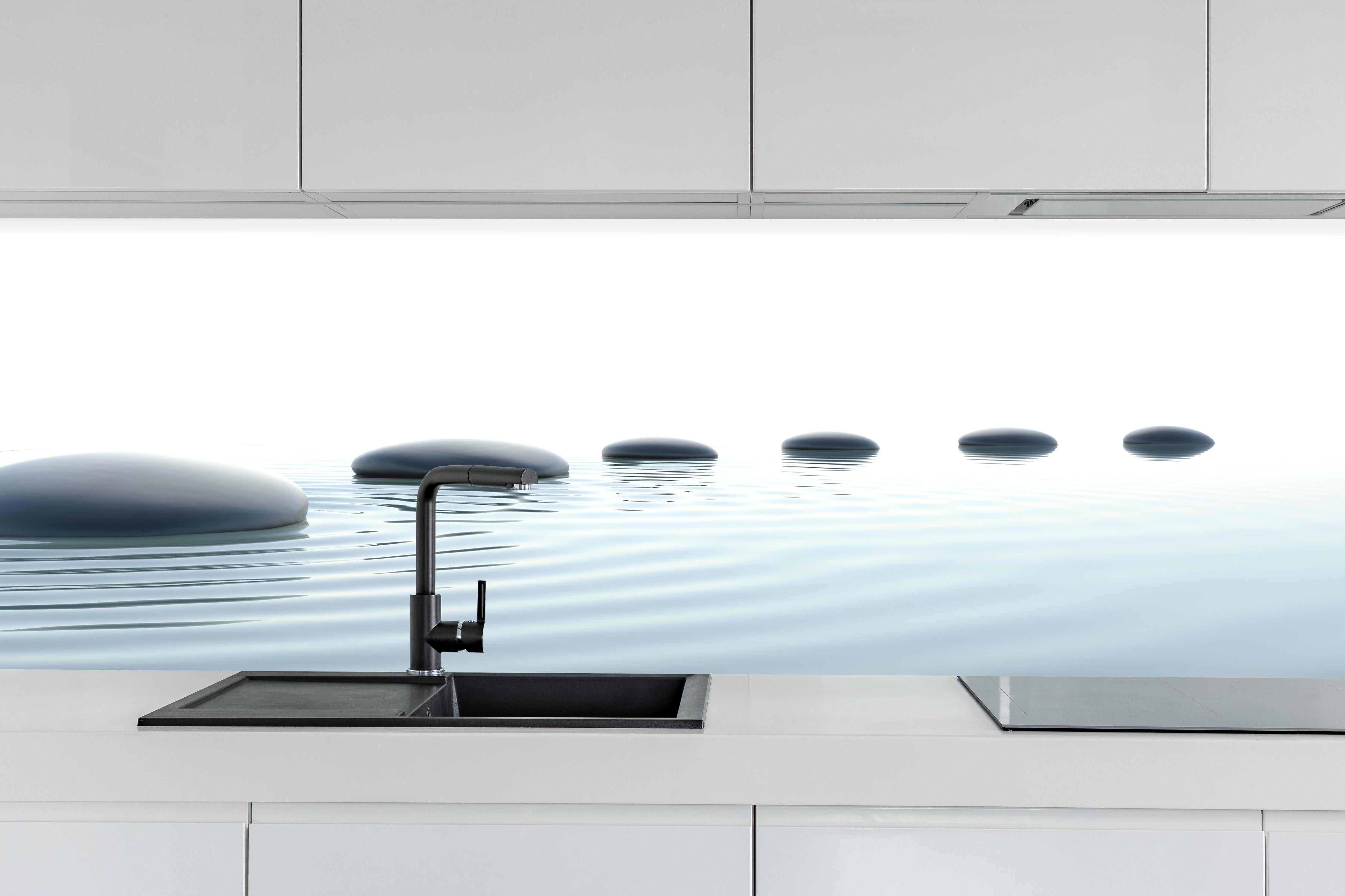Küche - Weiß-Grau Wassersteine hinter weißen Hochglanz-Küchenregalen und schwarzem Wasserhahn