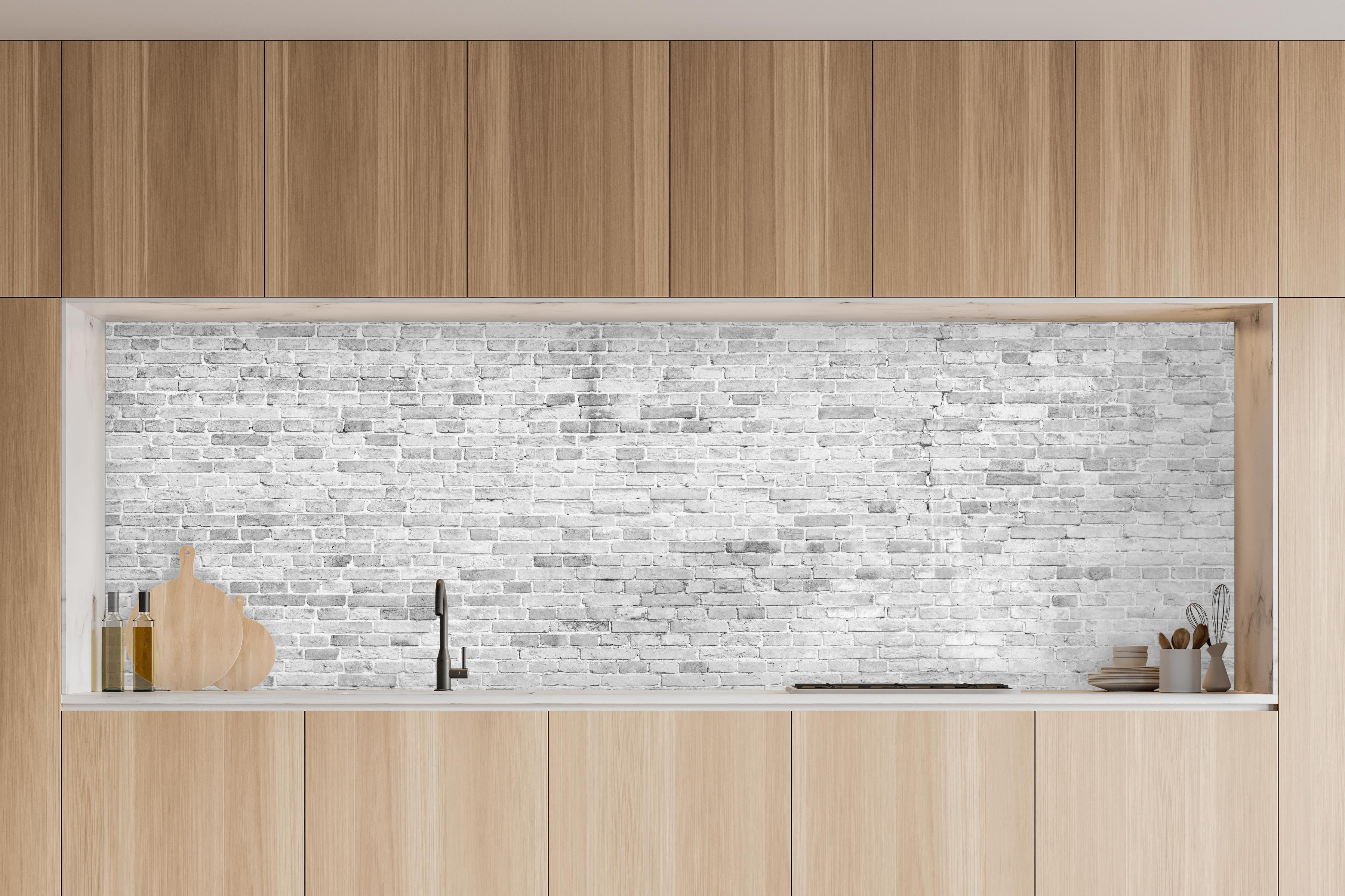 Küche - Weiß-Grau-Ziegeltextur in charakteristischer Vollholz-Küche mit modernem Gasherd