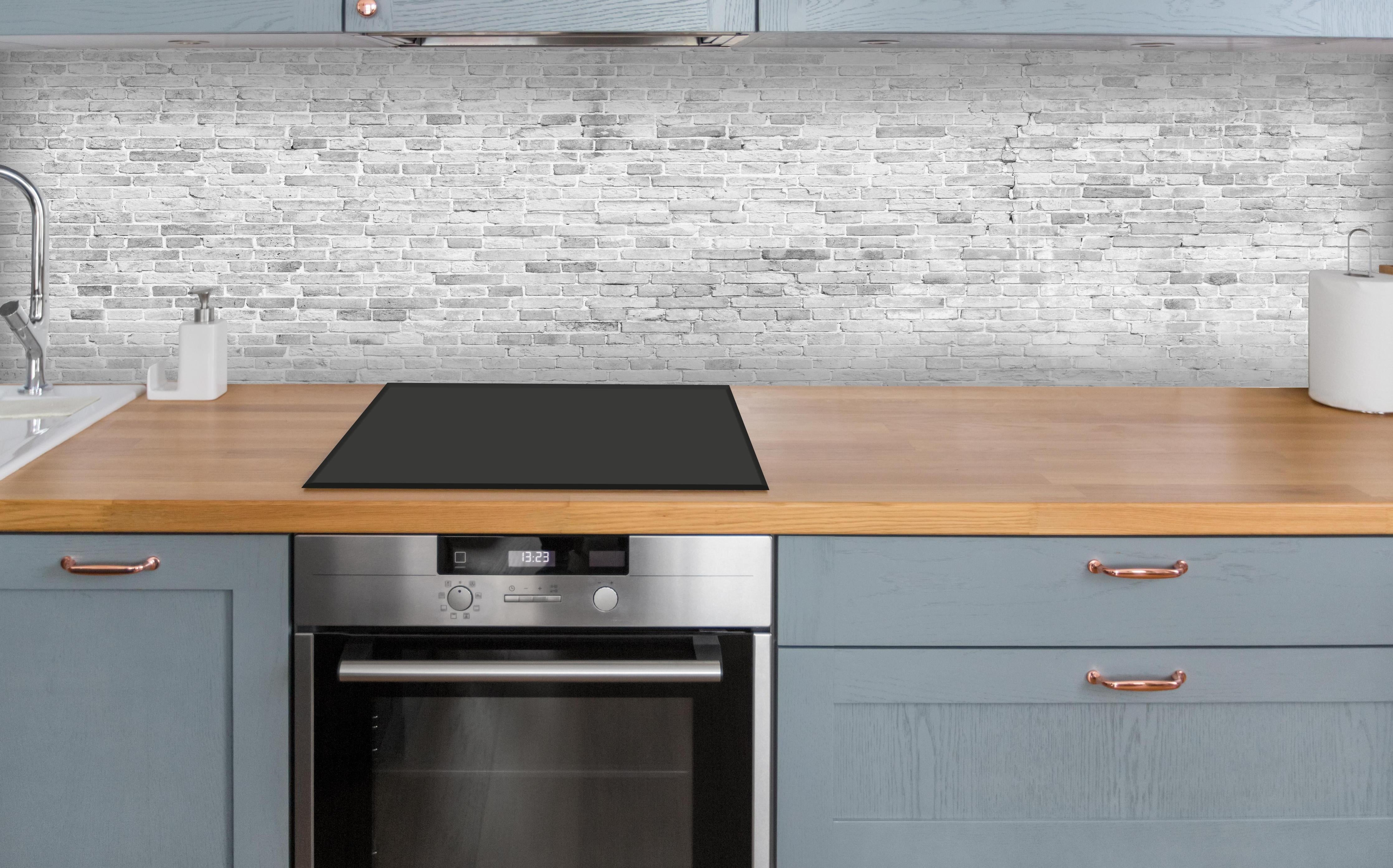 Küche - Weiß-Grau-Ziegeltextur über polierter Holzarbeitsplatte mit Cerankochfeld