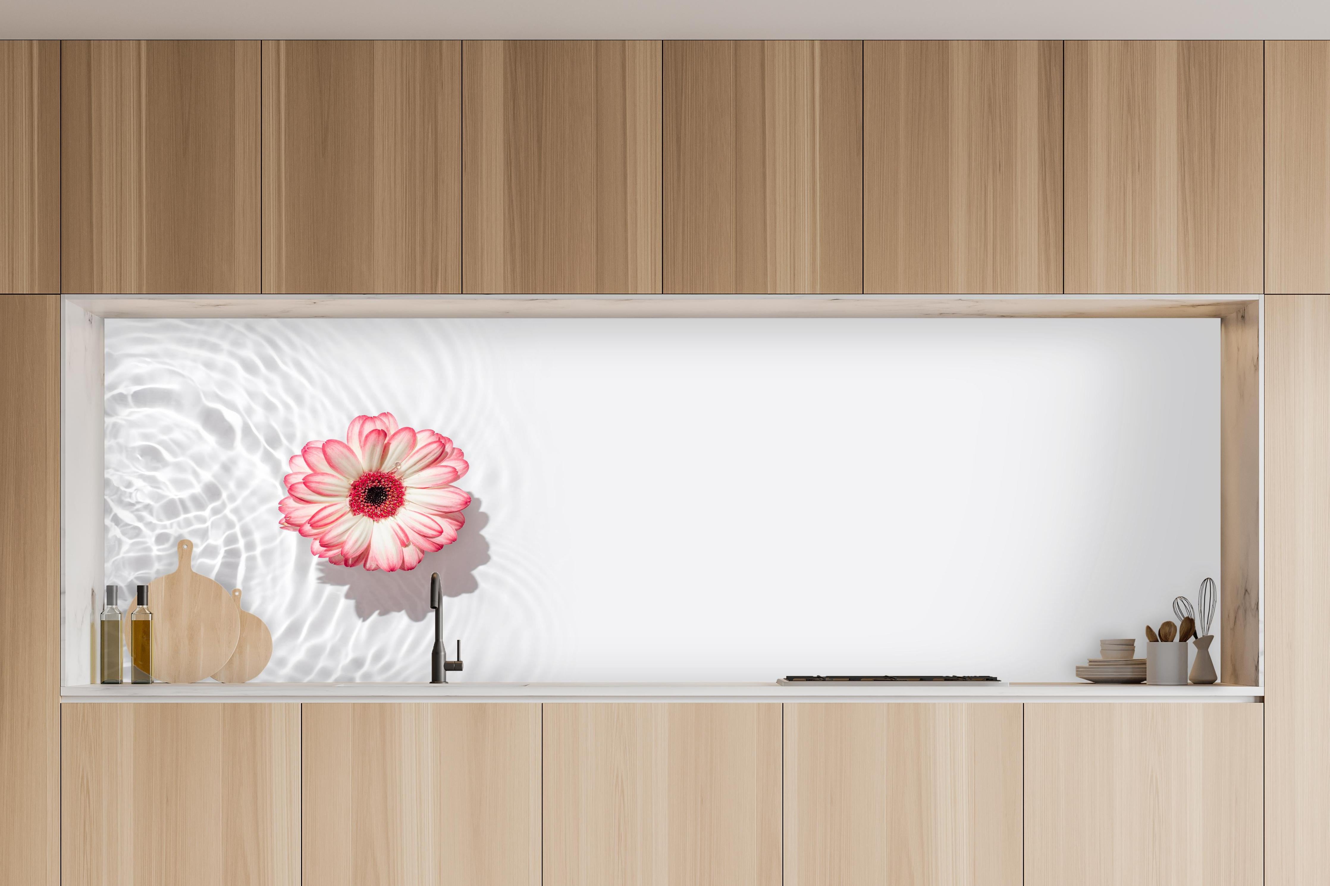 Küche - Weiß-Grau mit Rosa Gerbera in charakteristischer Vollholz-Küche mit modernem Gasherd