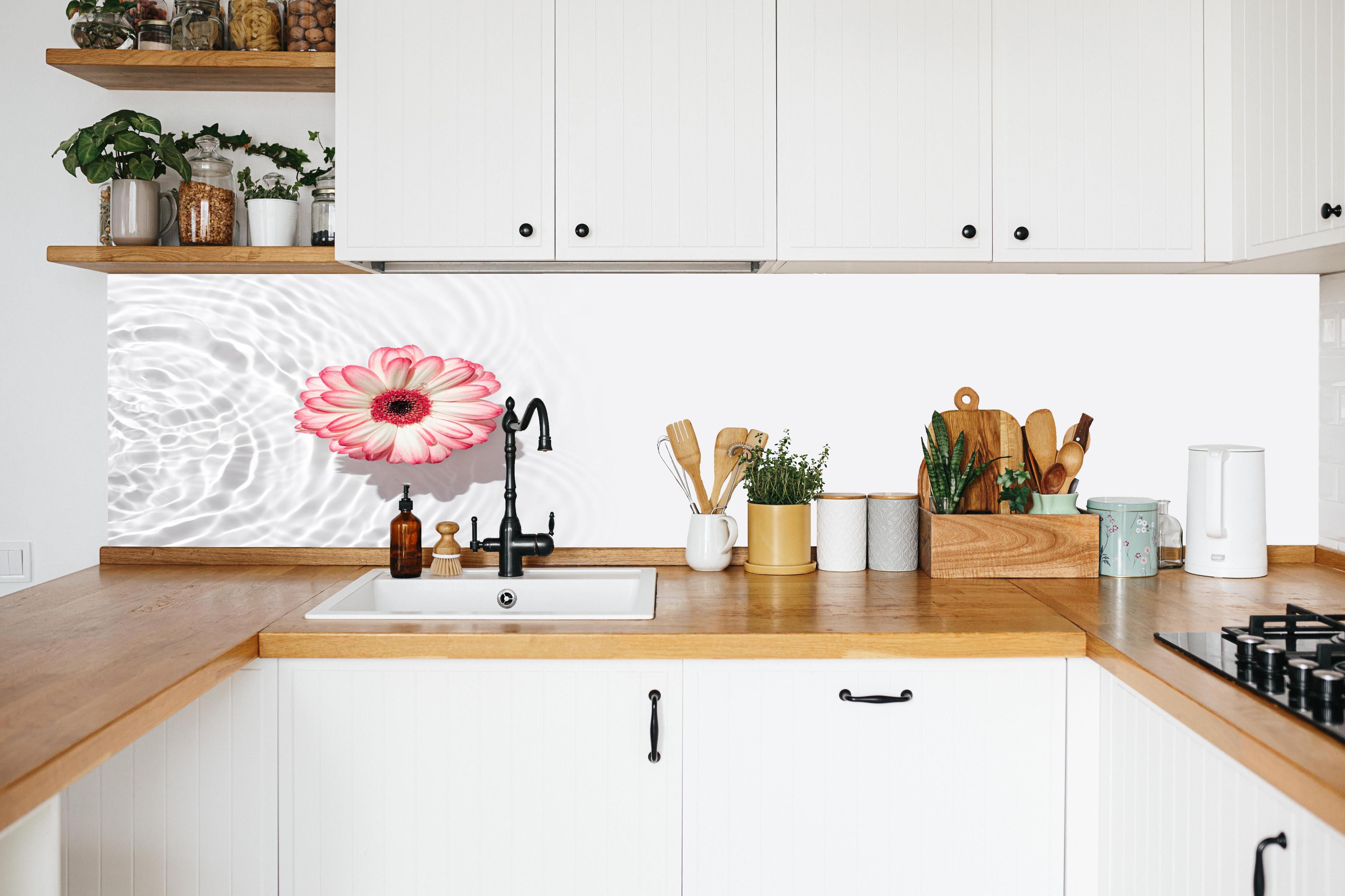 Küche - Weiß-Grau mit Rosa Gerbera in weißer Küche hinter Gewürzen und Kochlöffeln aus Holz