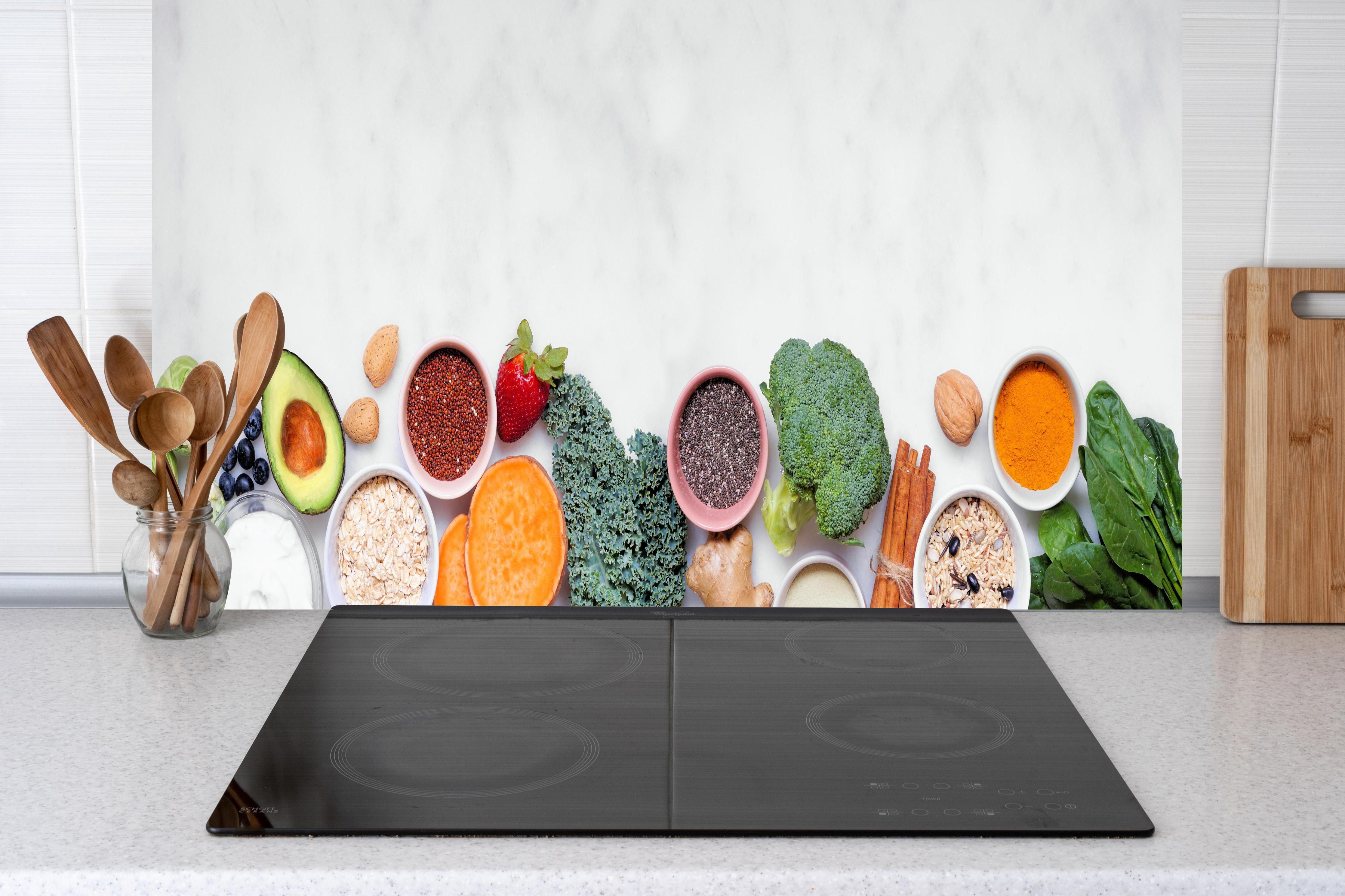 Küche - Weiß-Grün-Orange Küchenstillleben hinter Cerankochfeld und Holz-Kochutensilien