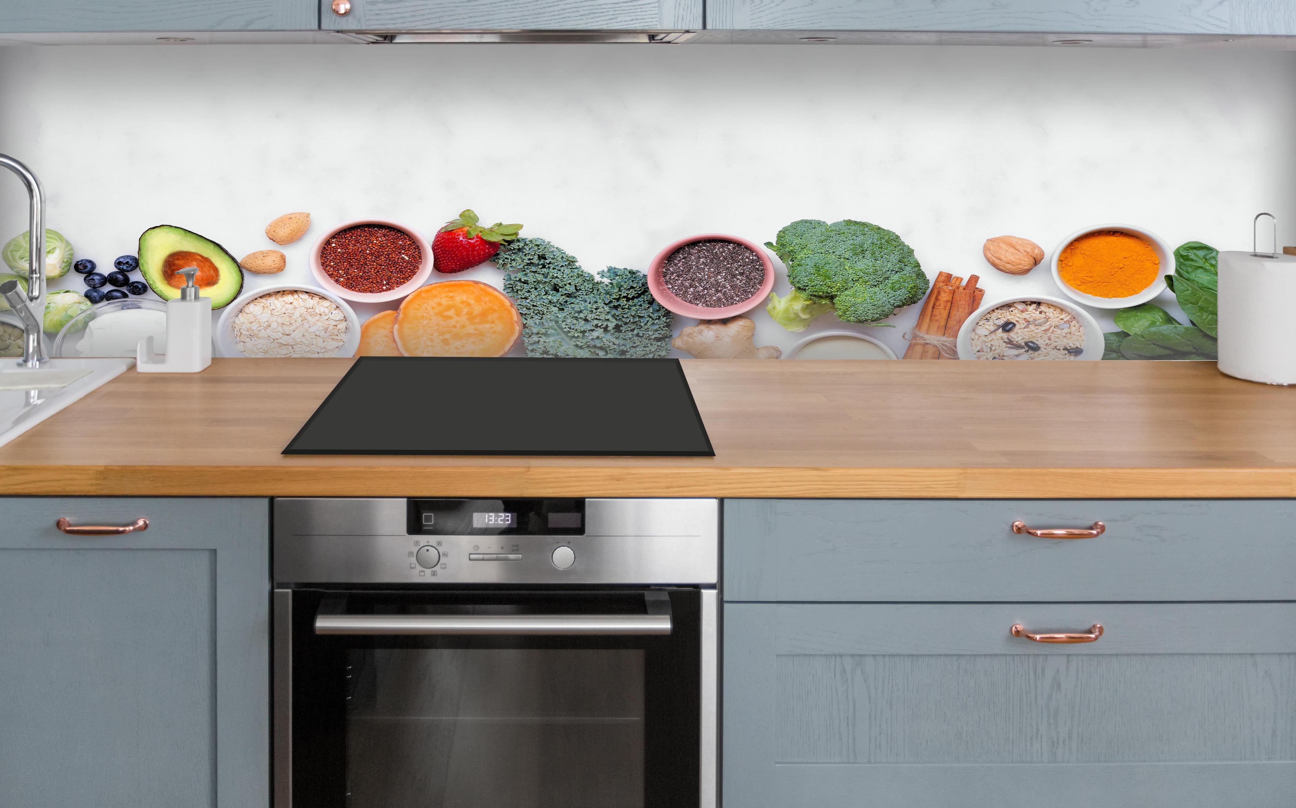 Küche - Weiß-Grün-Orange Küchenstillleben über polierter Holzarbeitsplatte mit Cerankochfeld