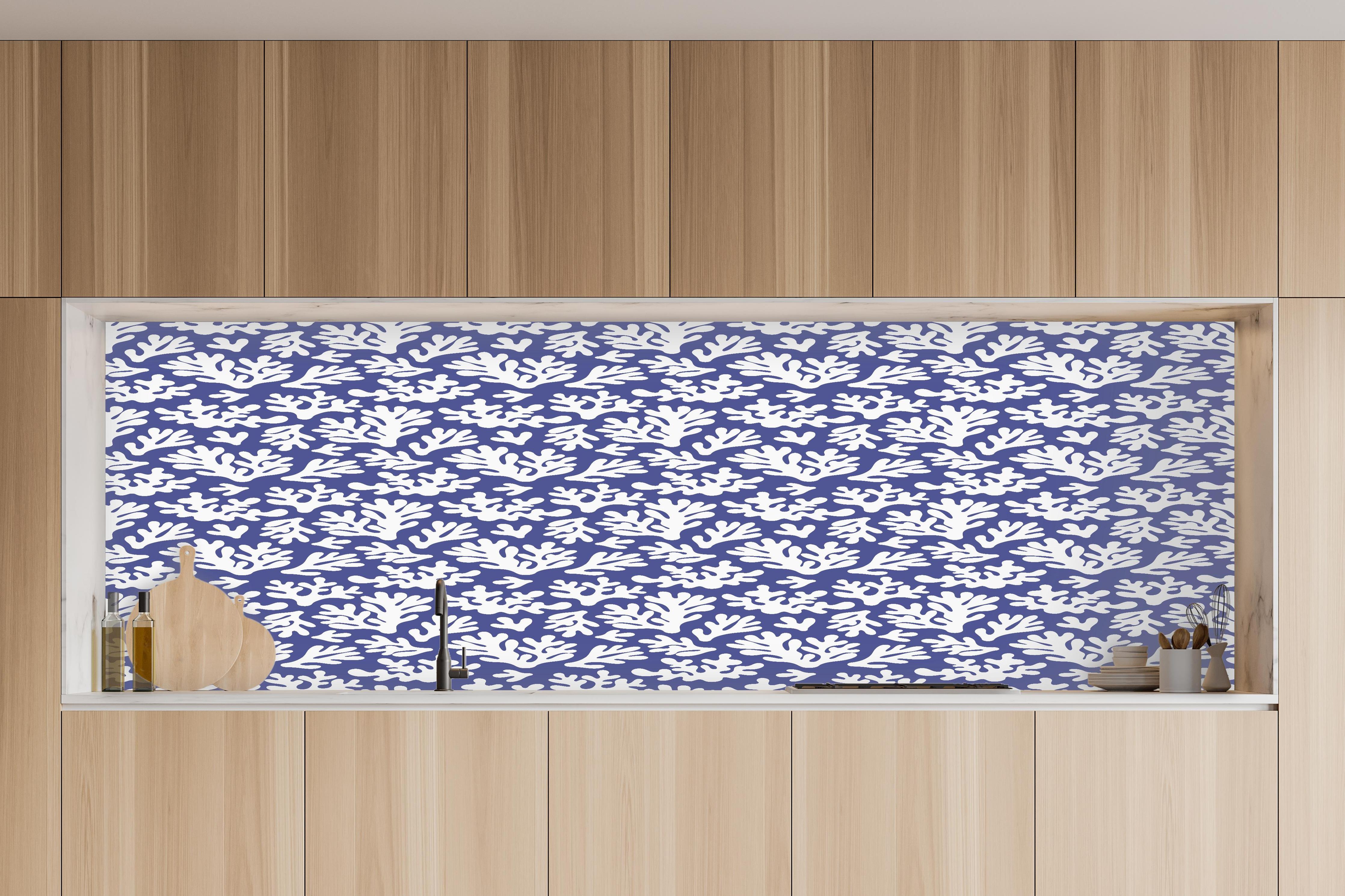 Küche - Weiße Korallen auf Blau in charakteristischer Vollholz-Küche mit modernem Gasherd