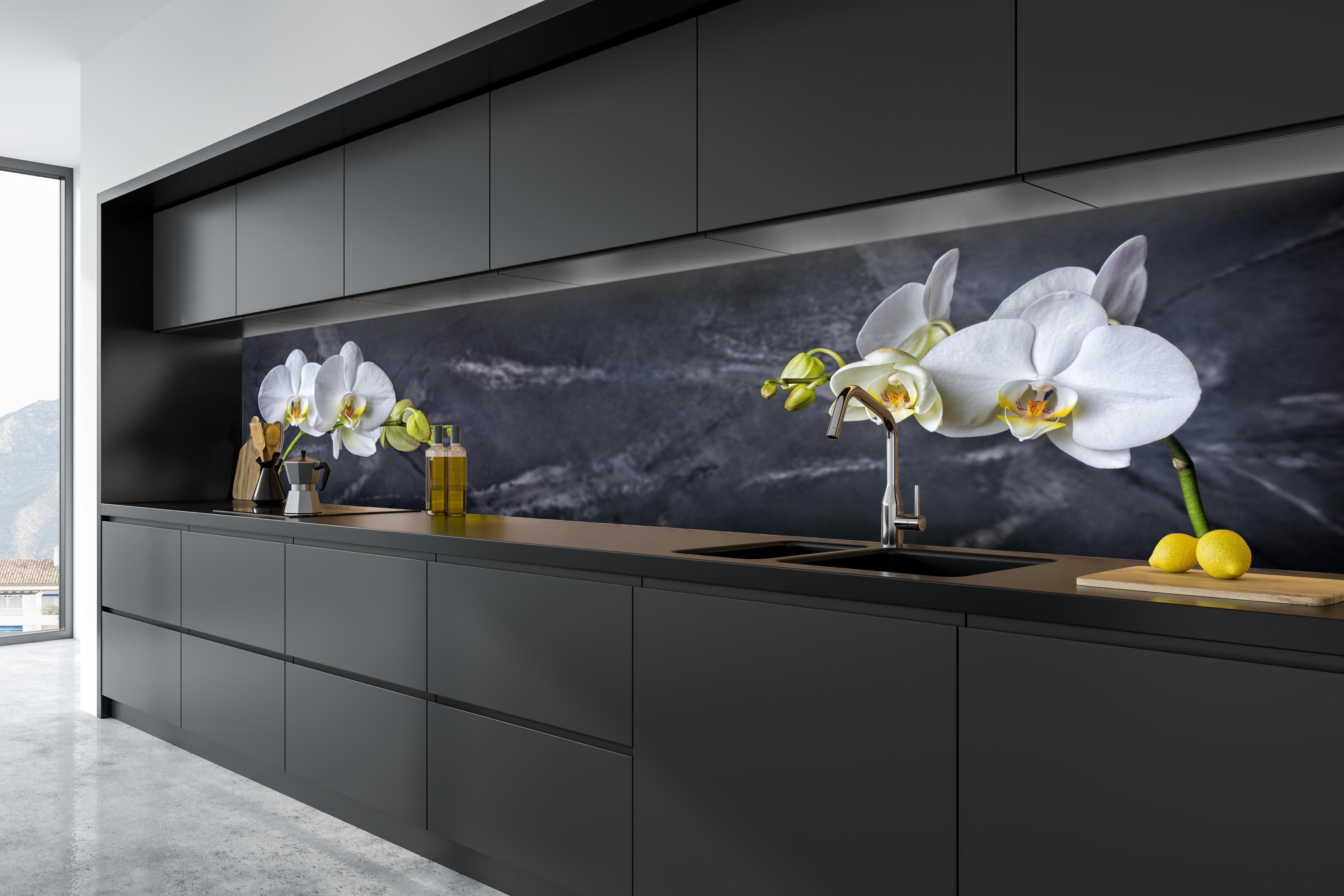 Küche - Weiße Orchideen auf Marmor in tiefschwarzer matt-premium Einbauküche