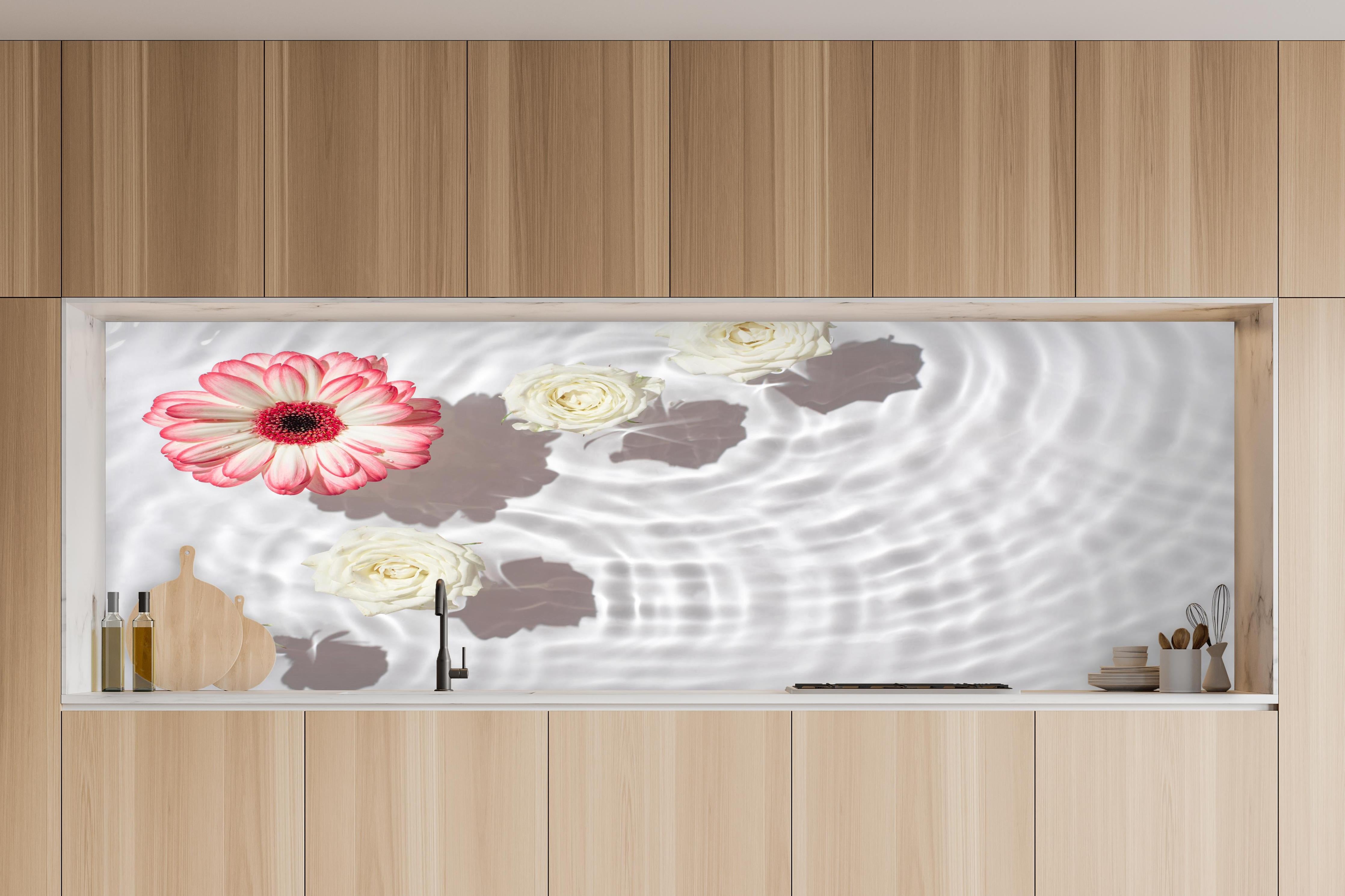 Küche - Weiße Wasserblumen mit Rosa-Akzent in charakteristischer Vollholz-Küche mit modernem Gasherd