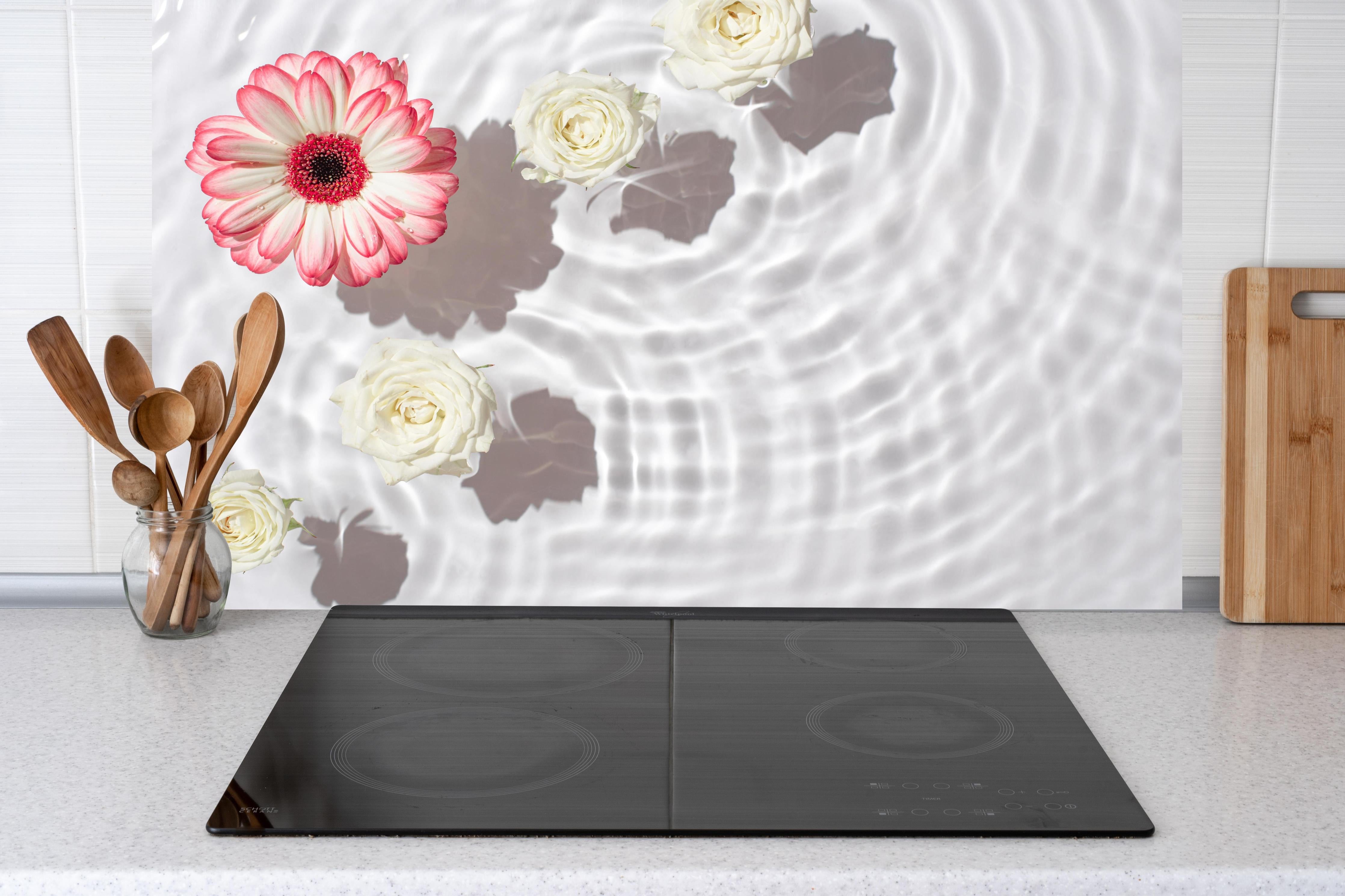 Küche - Weiße Wasserblumen mit Rosa-Akzent hinter Cerankochfeld und Holz-Kochutensilien