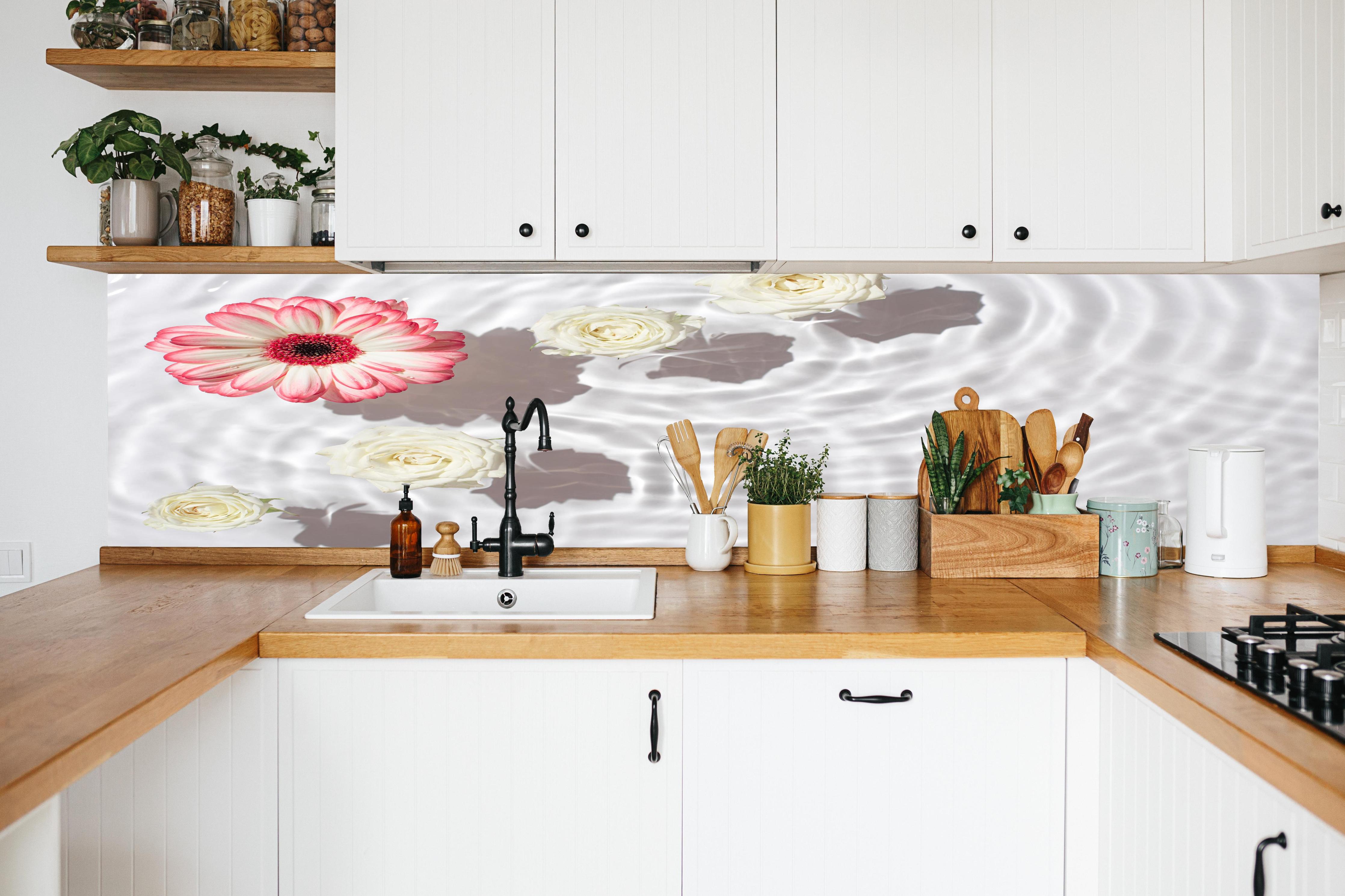 Küche - Weiße Wasserblumen mit Rosa-Akzent in weißer Küche hinter Gewürzen und Kochlöffeln aus Holz