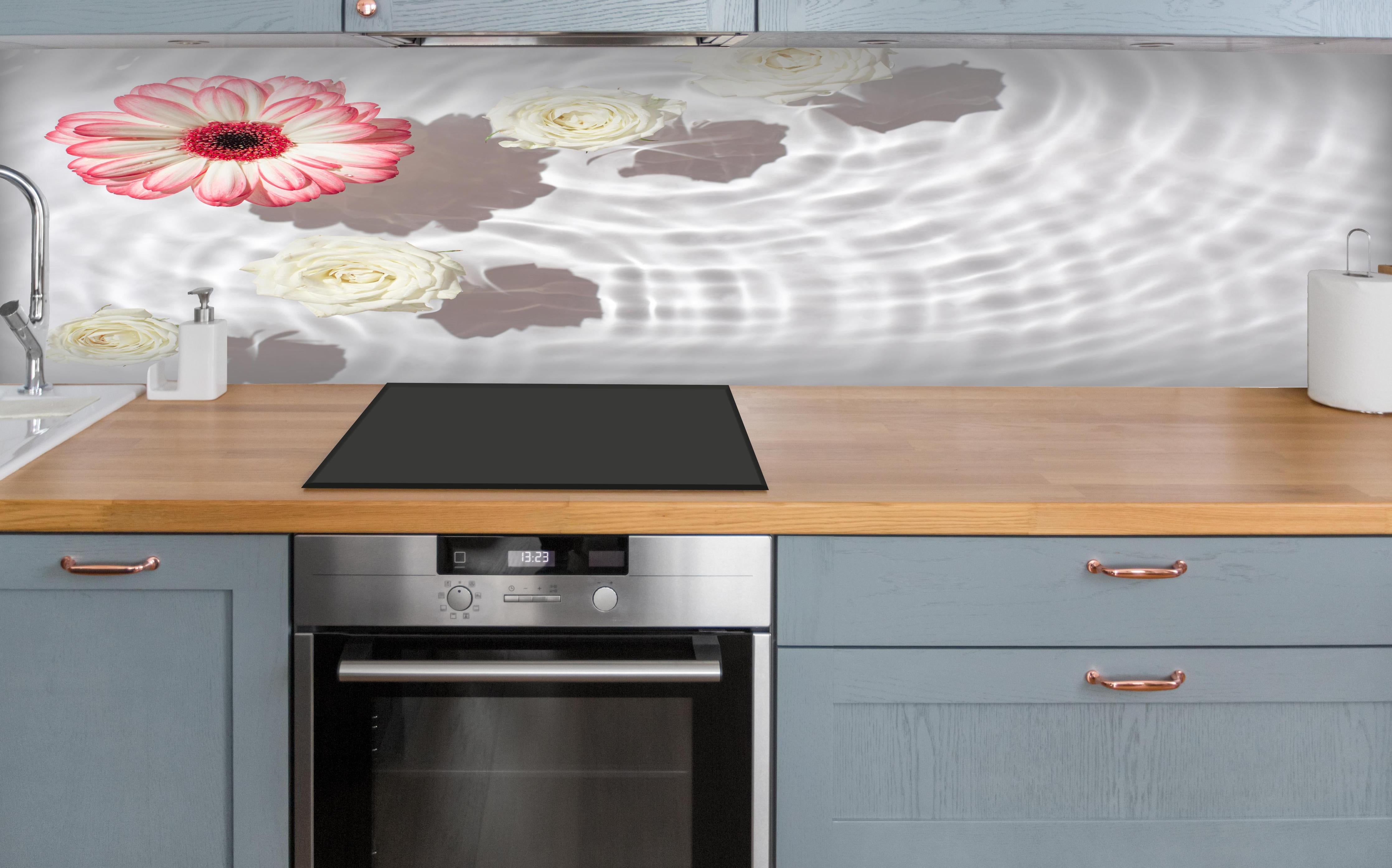 Küche - Weiße Wasserblumen mit Rosa-Akzent über polierter Holzarbeitsplatte mit Cerankochfeld