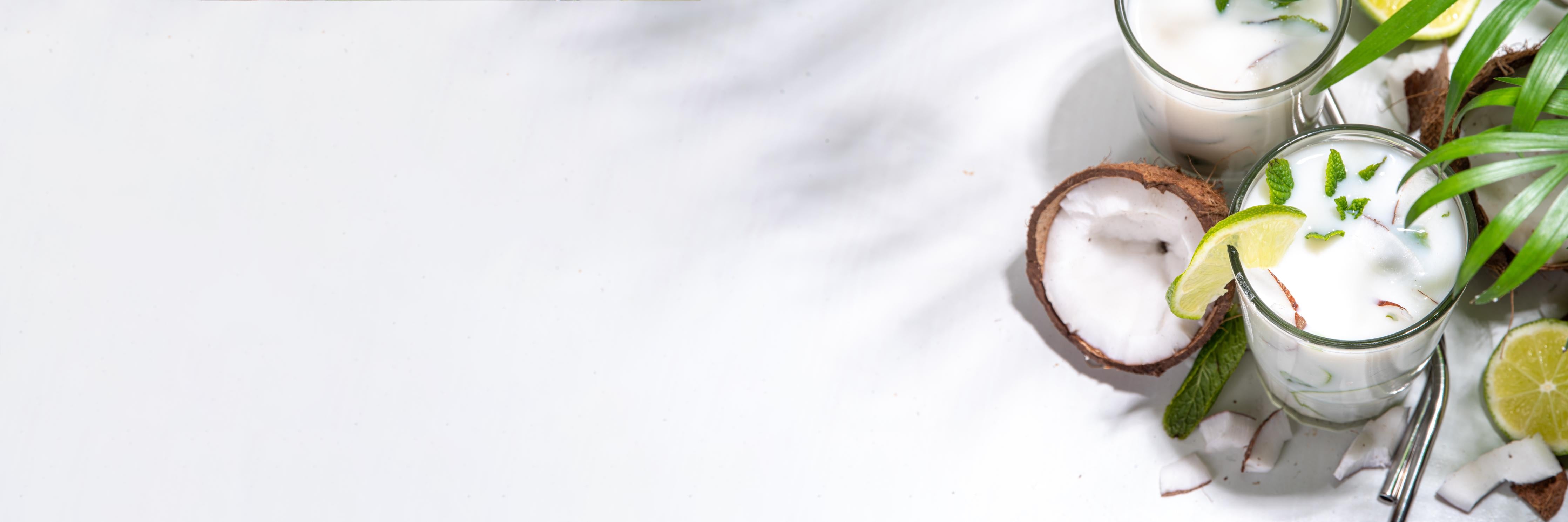 Küchenrückwand-Weißer Kokosdrink mit Limette