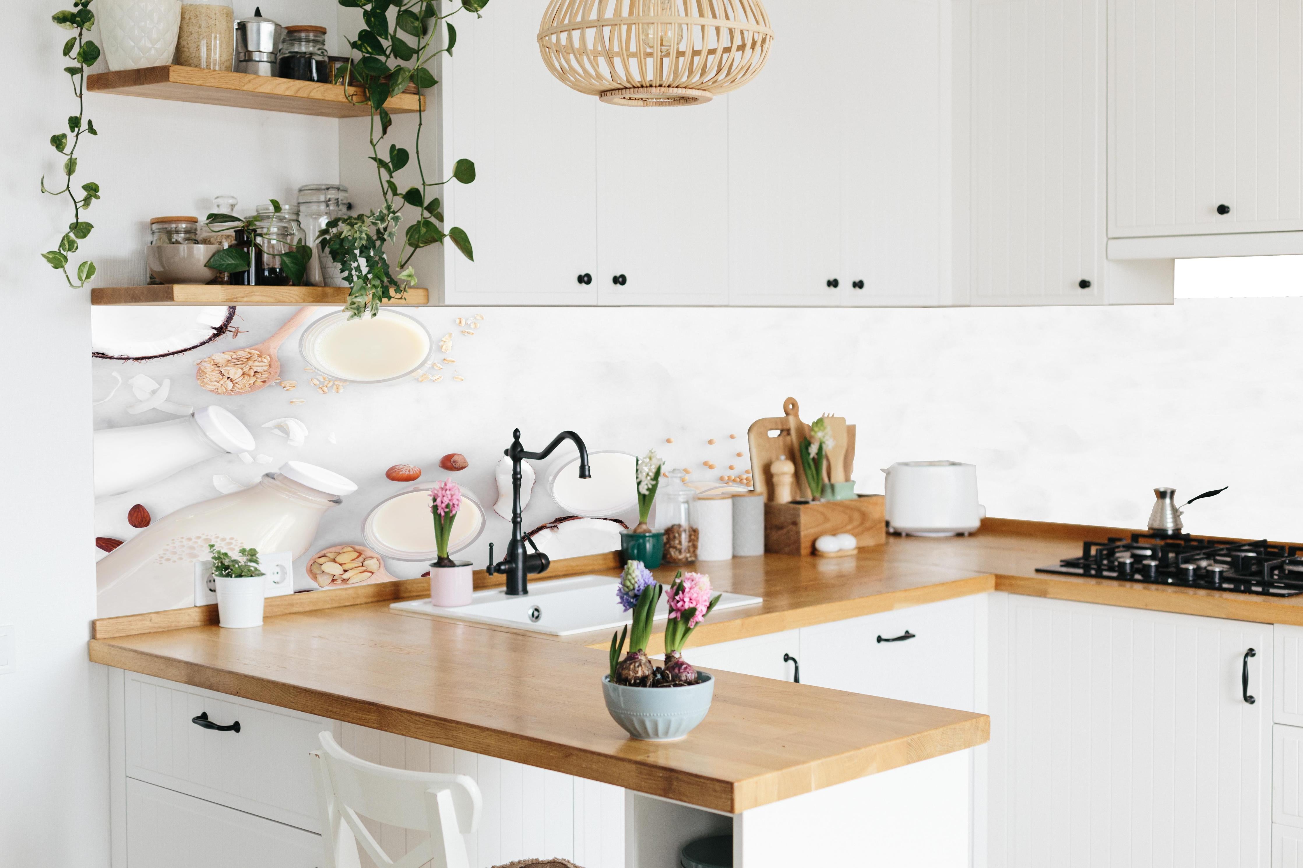 Küche - Weißes Pflanzenmilch-Stillleben in lebendiger Küche mit bunten Blumen
