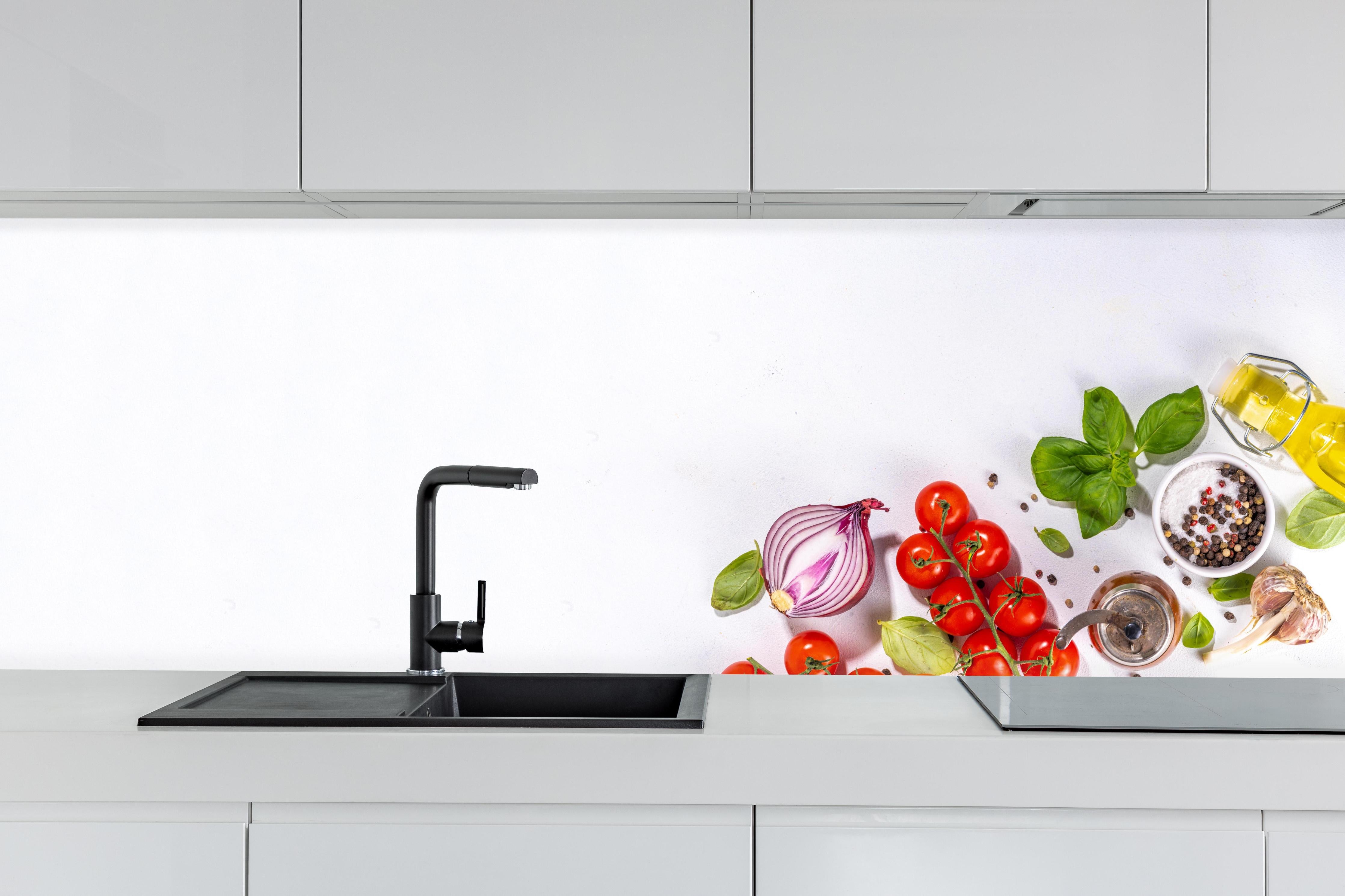 Küche - Weißes Tomaten-Kräuter Stillleben hinter weißen Hochglanz-Küchenregalen und schwarzem Wasserhahn