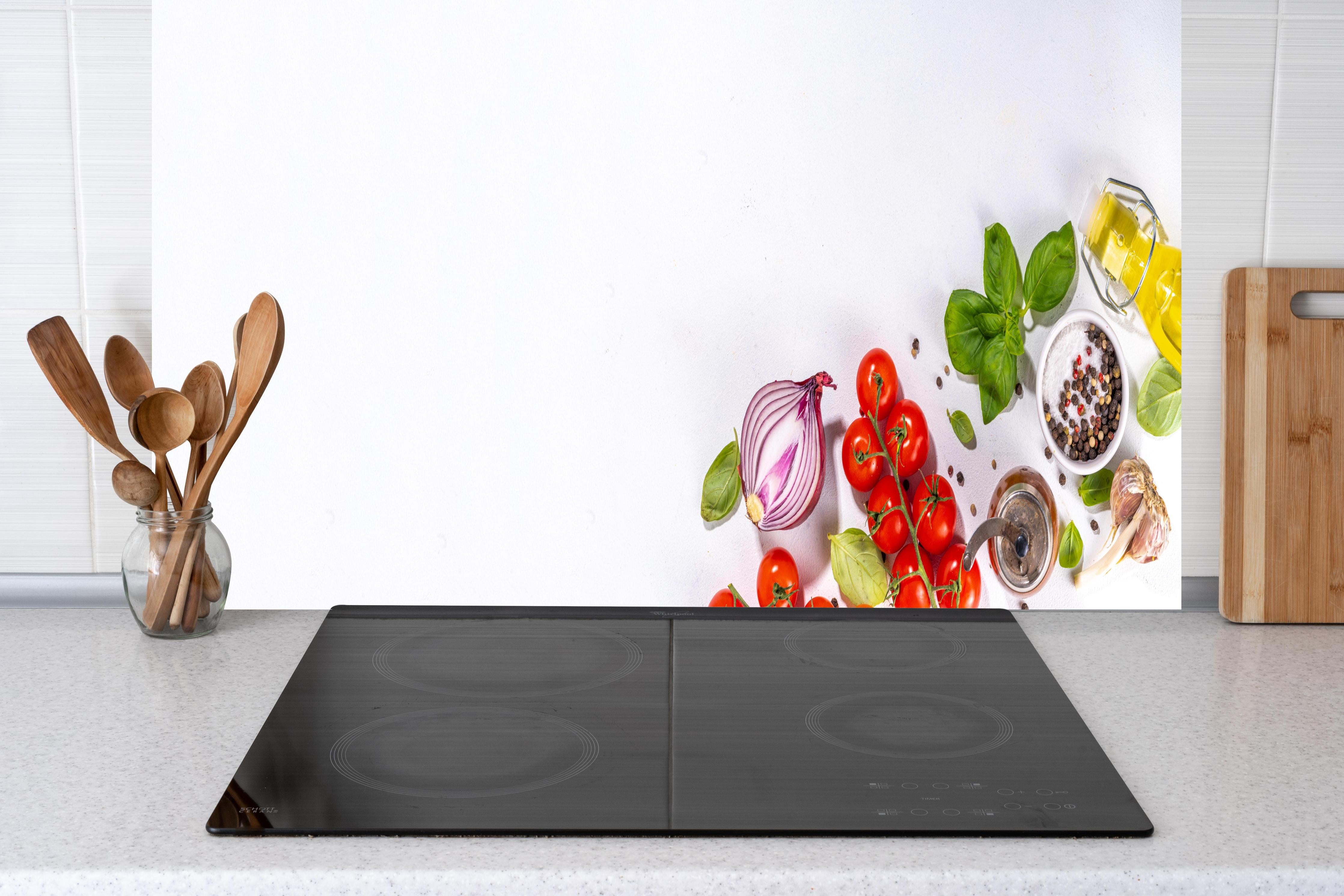 Küche - Weißes Tomaten-Kräuter Stillleben hinter Cerankochfeld und Holz-Kochutensilien