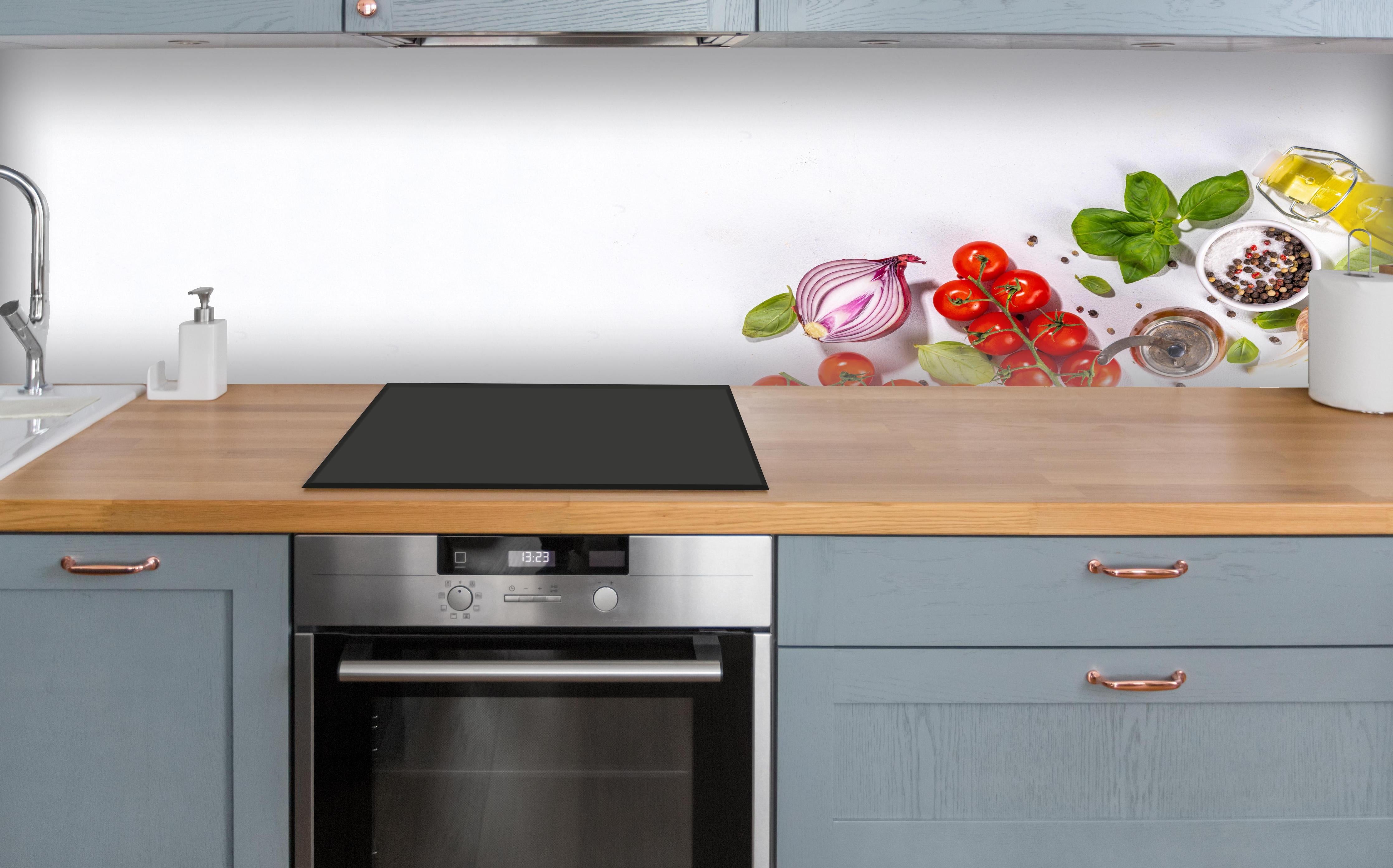 Küche - Weißes Tomaten-Kräuter Stillleben über polierter Holzarbeitsplatte mit Cerankochfeld